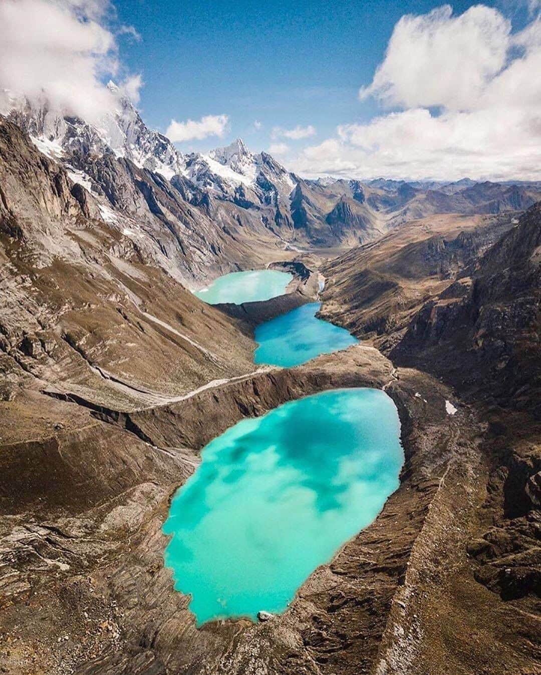 Discover Earthさんのインスタグラム写真 - (Discover EarthInstagram)「How beautiful are these views in Peru? 🇵🇪 Tag an adventure buddy that would love Peru! #discoverperu with @thismattexists #peru #lama #rainbowmountain #mountains」8月15日 19時32分 - discoverearth