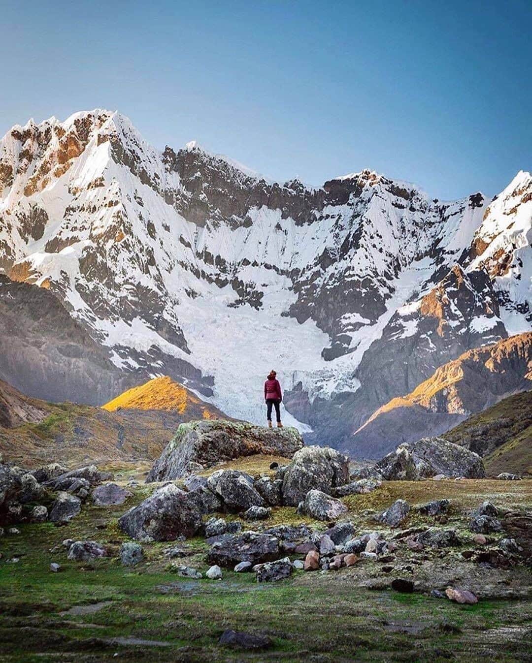 Discover Earthさんのインスタグラム写真 - (Discover EarthInstagram)「How beautiful are these views in Peru? 🇵🇪 Tag an adventure buddy that would love Peru! #discoverperu with @thismattexists #peru #lama #rainbowmountain #mountains」8月15日 19時32分 - discoverearth