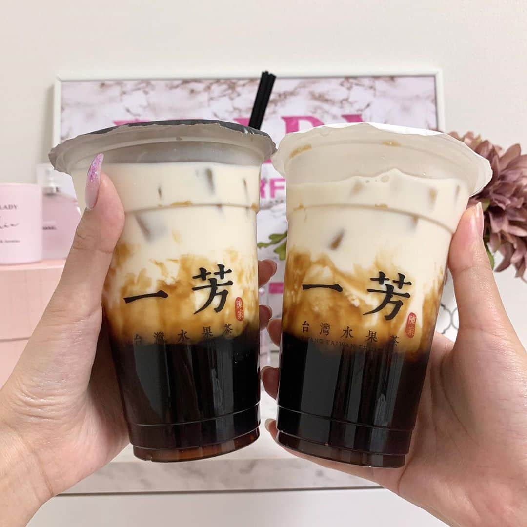 のインスタグラム：「大好きな一芳のタピオカ ちえさんにお土産買ったよ🥺💓 . やっぱり沖縄黒糖タピオカラテが 一番好きだし美味しい〜！ . タピオカもちもちだし タピオカの食感も一番好き🙌💕 . #タピオカ#タピオカミルクティー #沖縄黒糖タピオカラテ #黒糖タピオカ #イーファン#一芳#タピオカ巡り #タピオカ部 #タピオカ好き」