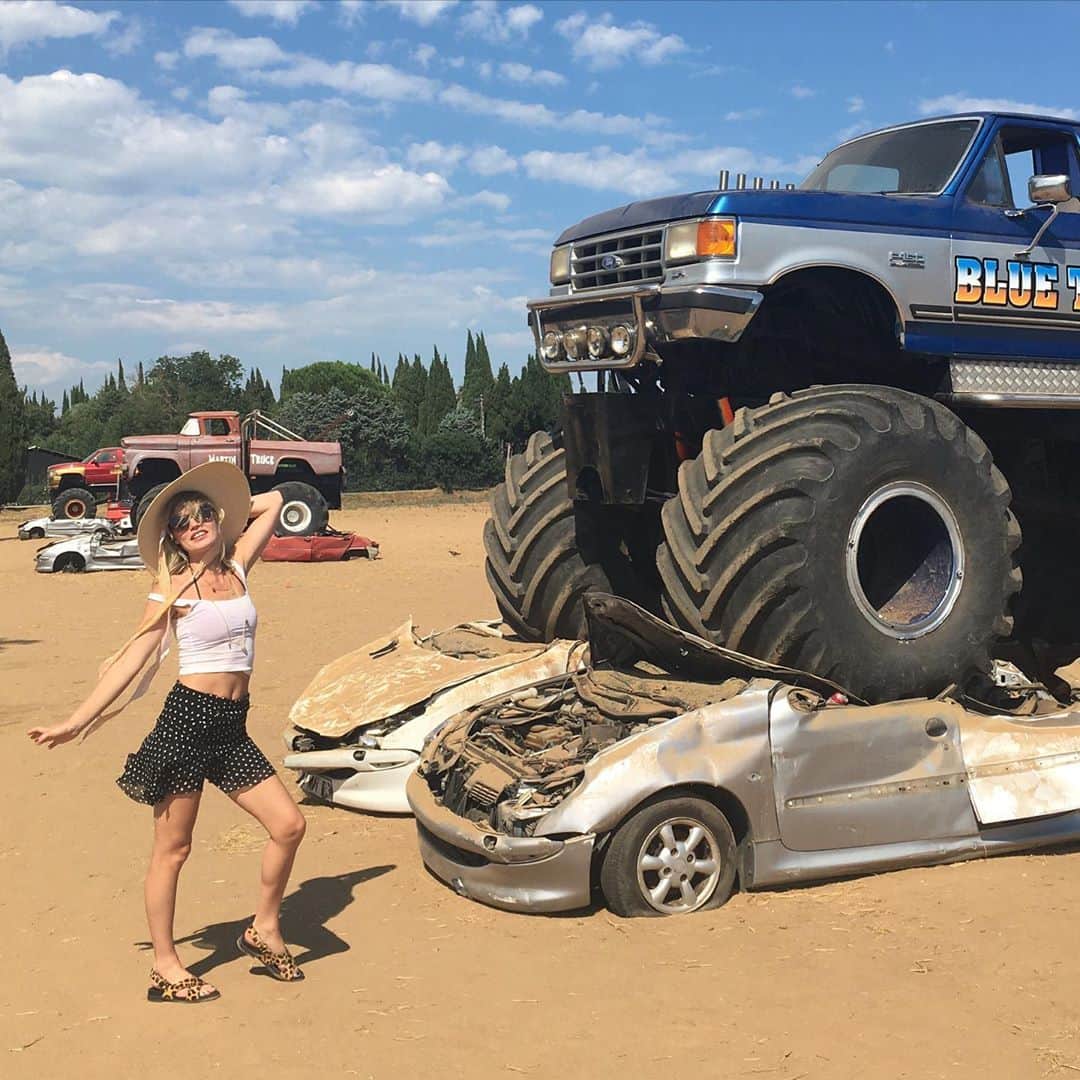 ジョージア・メイ・ジャガーさんのインスタグラム写真 - (ジョージア・メイ・ジャガーInstagram)「You can take the girl out of the monster truck rally but you can’t take the monster truck rally out of the girl #loademupandhammerdown」8月15日 19時40分 - georgiamayjagger