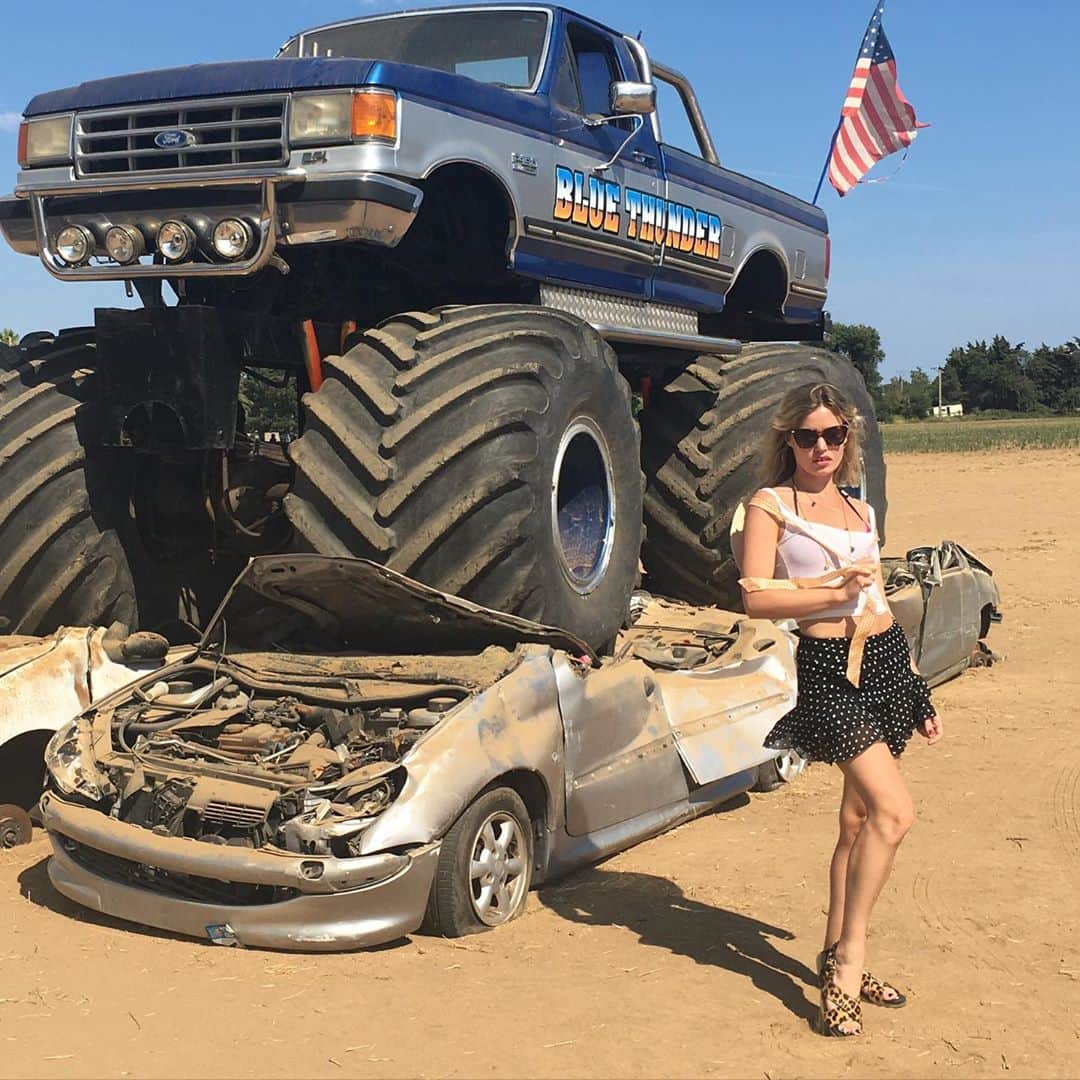 ジョージア・メイ・ジャガーさんのインスタグラム写真 - (ジョージア・メイ・ジャガーInstagram)「You can take the girl out of the monster truck rally but you can’t take the monster truck rally out of the girl #loademupandhammerdown」8月15日 19時40分 - georgiamayjagger