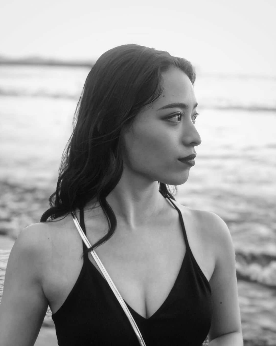 飯田りほのインスタグラム：「BLACK or COLOR??? . #sea  #blackphoto #colorphoto #portrait #ノーファンデ #ノーファンデメイク  #ポートレート」