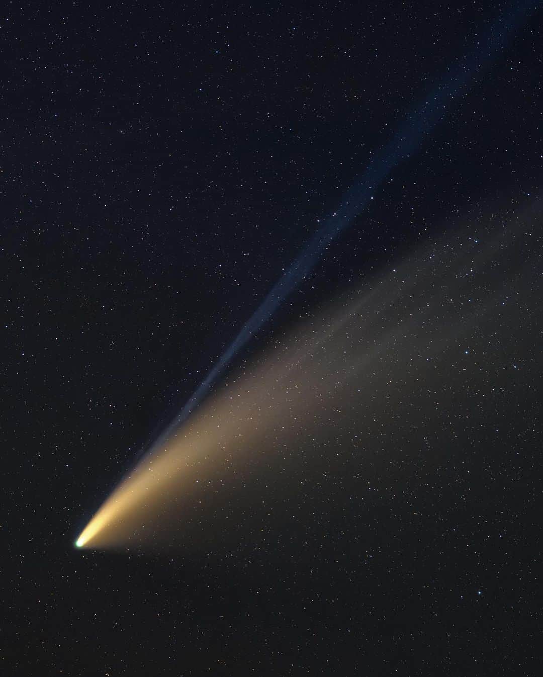 KAGAYAさんのインスタグラム写真 - (KAGAYAInstagram)「ネオワイズ 彗星をふり返って（先月撮影） 1、7/11 明け方の東天で初めて見た姿。 2、7/17 夕暮れの西空に映える姿。 3、7/17 りっぱな尾をたなびかせて。 4、7/19 暗くなり始めた姿、水面に映して。 #星空」8月15日 19時50分 - kagaya11949