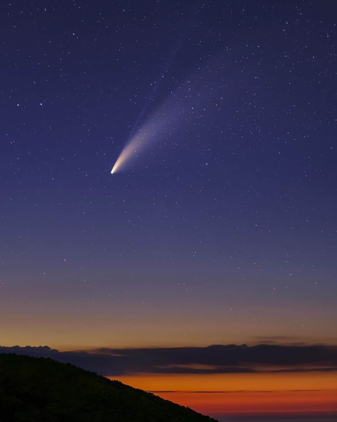 KAGAYAさんのインスタグラム写真 - (KAGAYAInstagram)「ネオワイズ 彗星をふり返って（先月撮影） 1、7/11 明け方の東天で初めて見た姿。 2、7/17 夕暮れの西空に映える姿。 3、7/17 りっぱな尾をたなびかせて。 4、7/19 暗くなり始めた姿、水面に映して。 #星空」8月15日 19時50分 - kagaya11949