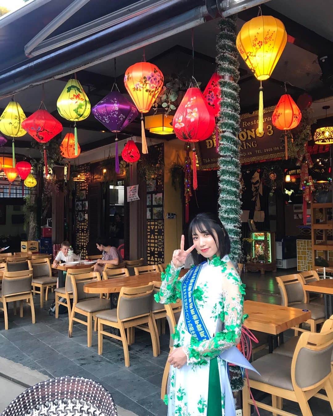 上野優華さんのインスタグラム写真 - (上野優華Instagram)「去年の今頃は #ベトナム #ホイアンだったなぁ🇻🇳初めてマカオも経由して、いろんな所へ行けていろんな経験をして刺激的な夏でした🌞🌴🌺✨ 来年はどんな夏になるんだろう。ベトナムに行きたいなぁ。あの暑さ恋しい。  #Vietnam #hoian #🇻🇳 #マカオ #MACAU #アオザイ #民族衣装 #ホイアン日本祭り #イベント #夏 #去年の夏 #夏の思い出 #ロールアイス #エッグタルト #グルメ #ベトナムグルメ #マカオグルメ #観光親善大使」8月15日 19時44分 - yuukaueno0205