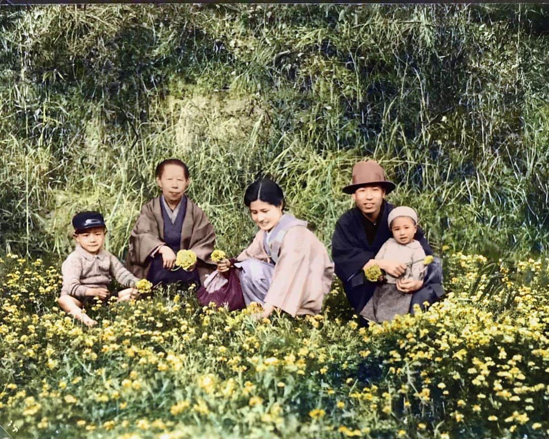 ルモンドさんのインスタグラム写真 - (ルモンドInstagram)「Samedi 15 août marque le 75e anniversaire de la fin de la Seconde Guerre mondiale.⁣ A l'occasion Anju Niwata une étudiante japonaise de 18 ans présente le projet «Rebooting Memories», soit le pouvoir de raviver des souvenirs perdus grâce à une photo colorisée, de faire resurgir des souvenirs perdus à la génération qui a connue la guerre.⁣ Dans un livre, elle a publié 350 monochromes pris avant, pendant et après la guerre, en versions colorisées .⁣ Pour se faire, elle a travaillé à l’aide de différents types de logiciels d'intelligence artificielle de coloration de photos.⁣ Il a ainsi été possible d’ identifier précisément les couleurs d’éléments naturels, tels que la mer, le ciel et la peau humaine,.⁣ Les objets fabriqués par l'homme comme les toits et les vêtements, ne peuvent, en revanche, être traités par ces même logiciels, c’est donc à la main que les photos ont finit d’être colorisées,  considérant les souvenirs des propriétaires de photos et des conseils d'experts.⁣ ------⁣ 1 - 2 : La version colorisée et noir et blanc d'une photo où Hisashi Takahashi, habitant d'Hiroshima, ses parents, sa grand-mère et son jeune frère posent dans un parterre de pissenlits vers 1935.⁣ ⁣ 3 - 4 : La version colorisée et noir et blanc d'une photo prise le 8 septembre des ruines d'Hiroshima, détruite par la détonation de la première bombe atomique du 6 août.⁣ ⁣ Photos : Hisashi Takahashi / U.S. Air Force / Anju Niwata & Hidenori Watanave via AP (@apnews)⁣ ⁣ -⁣ ⁣ #photographie #couleur #noiretblanc #memoire #anniversaire #hiroshima」8月15日 19時46分 - lemondefr