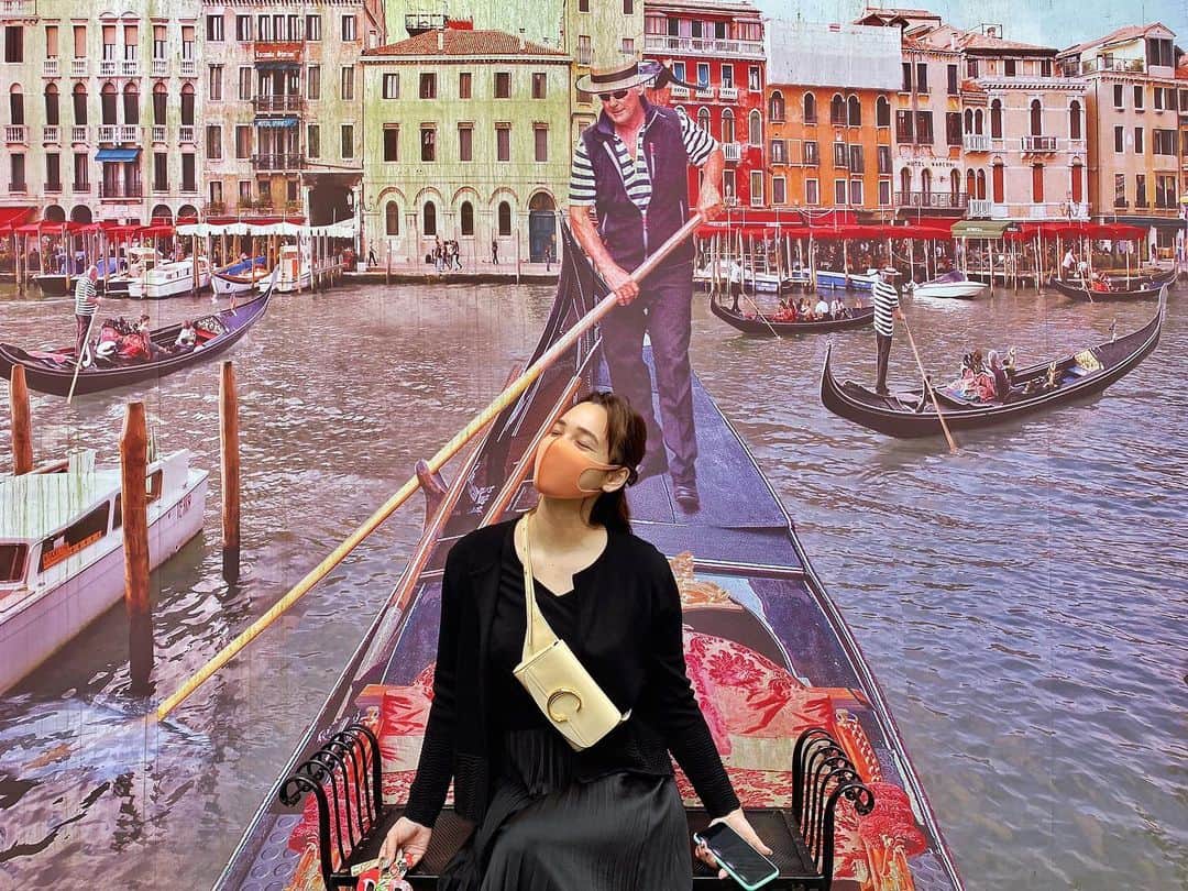 のインスタグラム：「6月に行った #ヴェネチア a.k.a. #箱根ガラスの森美術館 🚤✨🦆✨ . いろいろな場所がガラスに変身していて、とっても綺麗で、違う季節にまた訪れてみたい🌹 . ヴェネチアガラスや、様々な食器をみることもできて楽しかった〜！空間づくりも本当に素敵でした！」