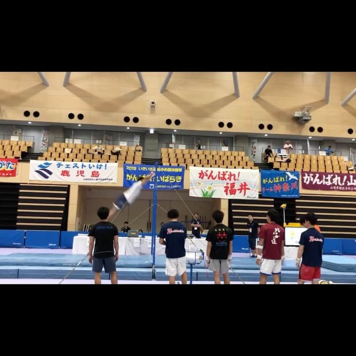 宮地秀享のインスタグラム：「2019 茨城国体　会場練習　鉄棒の練習映像をYouTubeにて公開😁  プロフィール欄より是非ご覧ください😁  Please check my profile page to get the URL of my YouTube channel.  #YouTube#チャンネル#茨城#国体#鉄棒#会場#練習#スロー#世界初#スーパースロー#スーパー#slow#スロー映像#オリンピック#選考#方法#説明#たくさん#VoLatricks  #snake #cobra  #tricking  #トリッキング #sport #sports  #スポーツ #training」