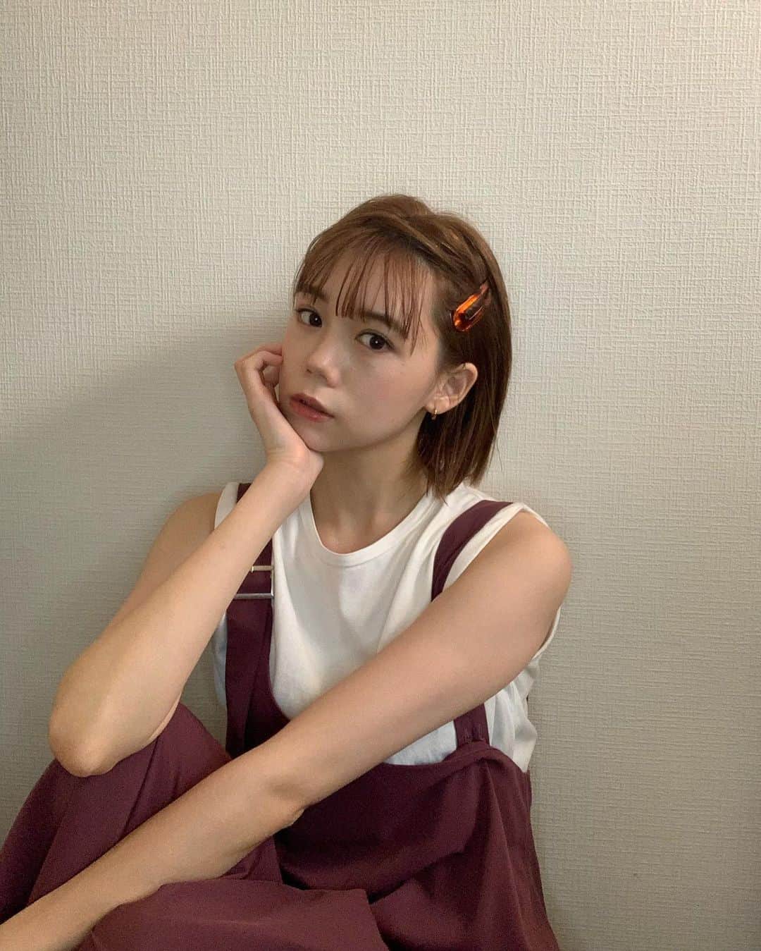千田麻実のインスタグラム：「今日も暑かった〜⠀ 日焼け止めを塗るの忘れました。⠀⠀ ハンカチで覆いながら歩いたら変な目で見られた☺︎⠀ 写真撮った5分後にピン留めが弾け飛んで壊れた☺︎⠀ ⠀ そんな日もあるね☺︎⠀ ⠀ お墓参りに行けないお盆、⠀ 沢山の人の思いが届きます様に。⠀」