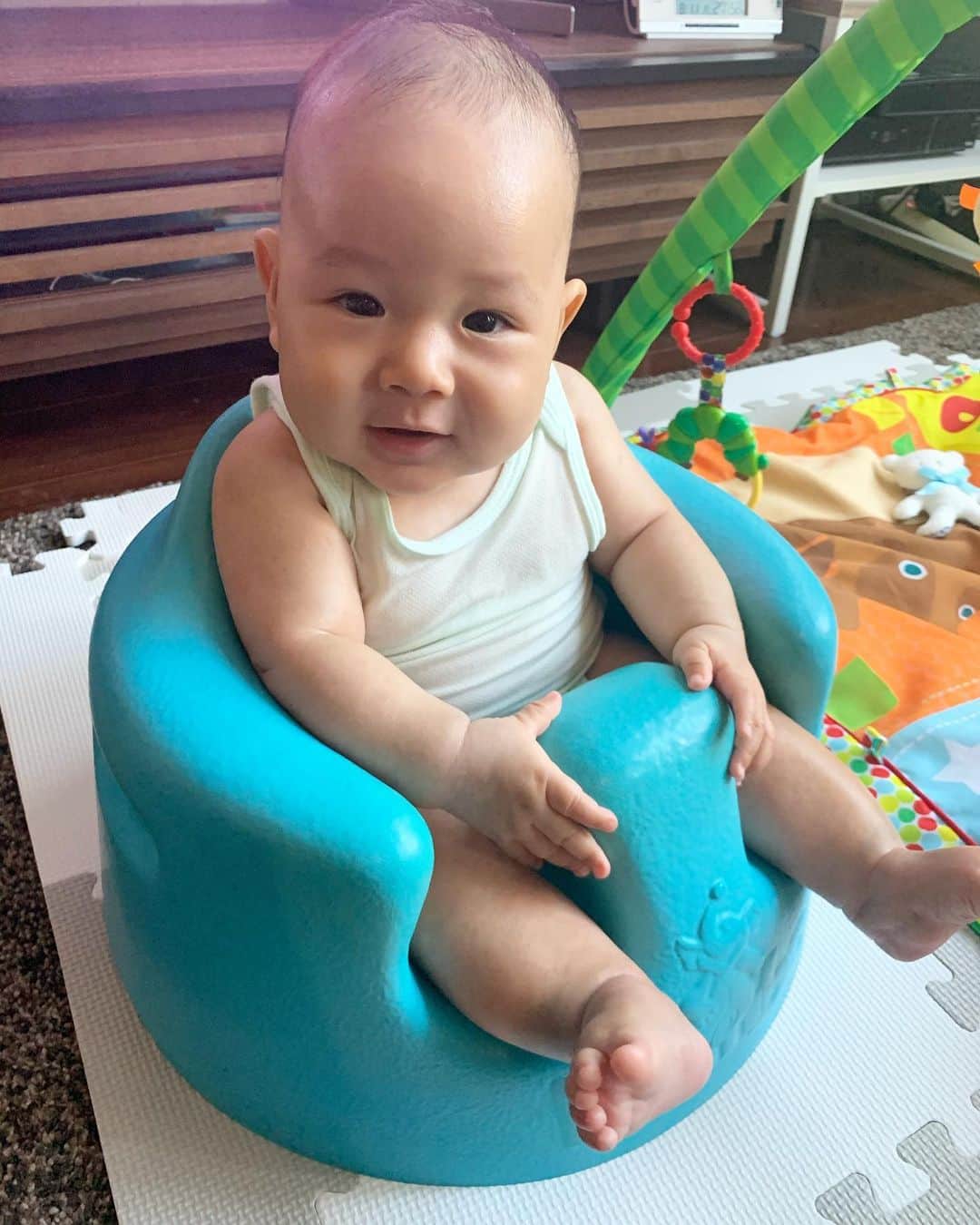 瀬間友里加のインスタグラム：「Bumbo debut 💙いつもと違う目線になって喜んでる様子👶👏最近はすぐ寝返りをしてコロコロ動くので目を離せない👶ハイハイもあと少しなのかな👶@yuumiya ありがとう🥰そしておうちではユニクロの肌着にお世話になりっぱなし🤣毎日暑いね☀️😵💦#バンボデビュー #4ヶ月ベビー #bumbo #4months」
