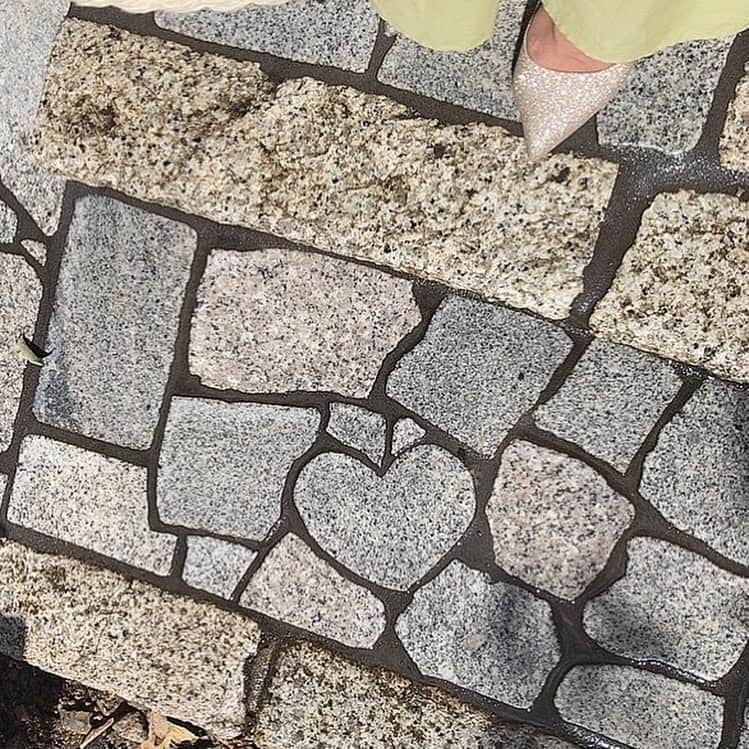 mahoさんのインスタグラム写真 - (mahoInstagram)「(*´꒳`*)🌸横にスワイプしてね👉 。 先日、ご招待頂きました#松阪牛 watsから移動して… 。 #京都　河原町　の八坂神社 近くの#二軒茶屋 @nikenchaya_official に🧸❤️ 。 。 たまたま#ハートの石　を 見つけて… この日8月10日は#ハートの日 だったの夜知って思わず嬉しくなった(　≖´౪≖｀)🌸 。 。 。 良いことあるわ(　≖´౪≖｀) ちなみにここのお店… #ハートの石　が5つも隠れてる みたいˁᵒ͡ˑ̉ᵒˀ！！！ 。 。 。 。 。 。 。 。 。 。 。 。 。 。 。 。 。 。 。 。 #fashion#shooting#ファッションモデル #ootd#コーデ#lunch#かき氷#カフェ巡り#肉#お盆#美活 #トレーニング#gym#格闘技#fitness#キックボクシング#kickboxing#パーソナルトレーニング #美容#アディクシーカラー#食べ歩き#ハイフ #京都#祇園#三宮#恵比寿」8月15日 19時54分 - i.0ff1cia1._.m.ah.0