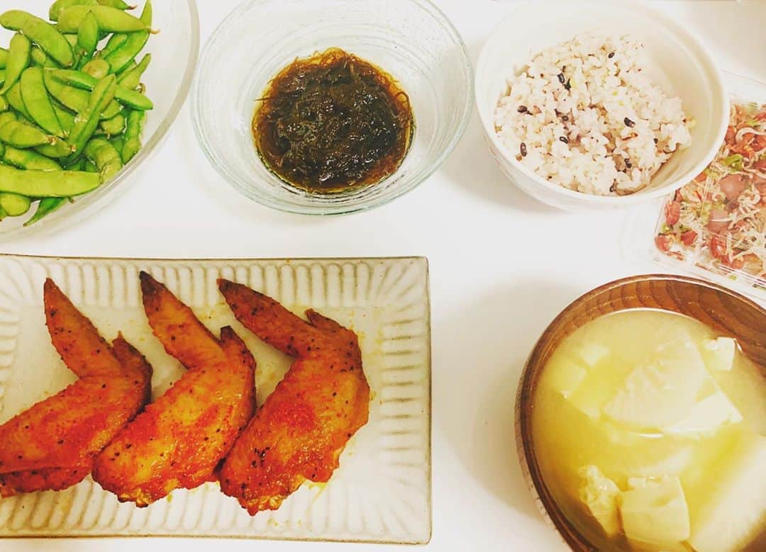 階戸瑠李のインスタグラム：「配置間違ってるのは気にしないでね。笑  今日のごはん  辛味チキン もずく 枝豆 大根とお豆腐のお味噌汁 十穀米  🍚🍚🍚」