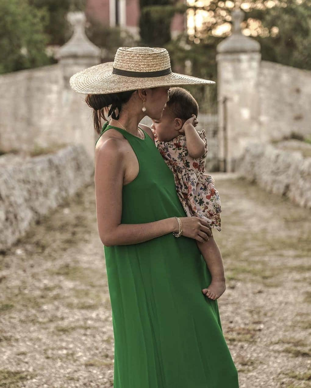 Mariko Kuoさんのインスタグラム写真 - (Mariko KuoInstagram)「Sunset views over the reservoir 💚  Wearing my @me_andem dress which I take with me on every trip. Swipe to see me in this dress in Puglia last year.」8月15日 19時59分 - marikokuo