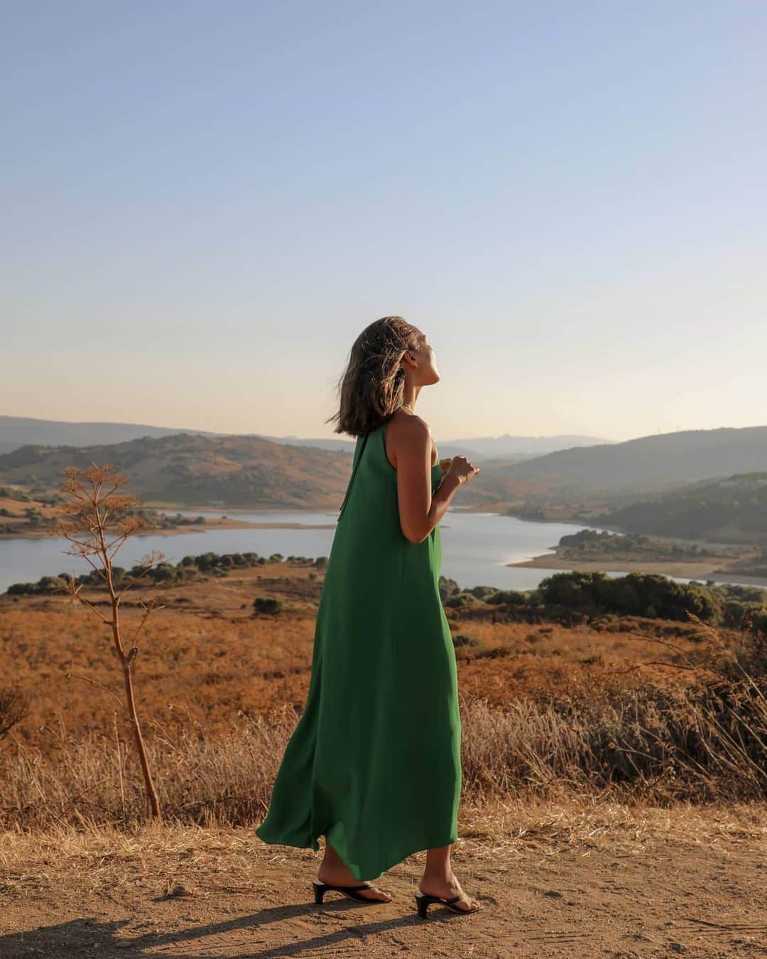 Mariko Kuoさんのインスタグラム写真 - (Mariko KuoInstagram)「Sunset views over the reservoir 💚  Wearing my @me_andem dress which I take with me on every trip. Swipe to see me in this dress in Puglia last year.」8月15日 19時59分 - marikokuo