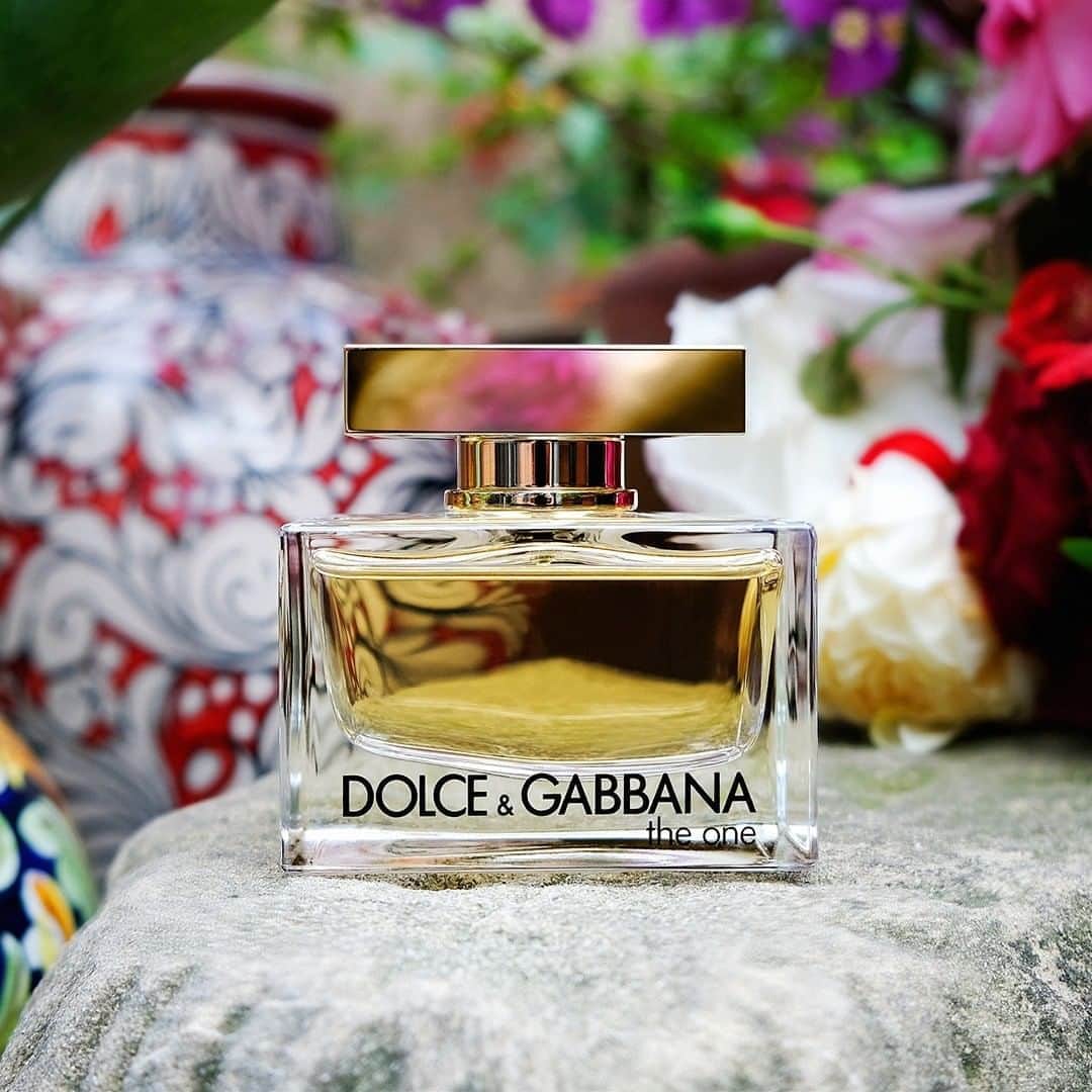 ドルチェ&ガッバーナさんのインスタグラム写真 - (ドルチェ&ガッバーナInstagram)「Combining contemporary fruit essences with the classic palette of white flowers, The One Eau de Parfum is as unique as the woman who wears it.    #DGTheOne #DGBeauty #DolceGabbana」8月15日 20時00分 - dolcegabbana