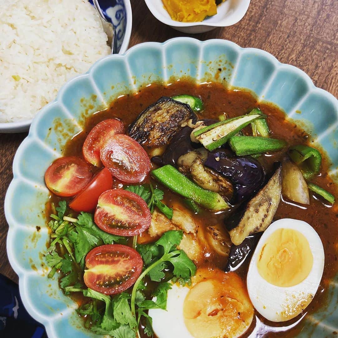 久保ミツロウのインスタグラム：「ローソン行ったら北海道フェアをやってて、SAMAのスープカレーのレトルトを購入。あとウチカフェのミチプー。 スープカレーは野菜と茹で卵を追加して食べた。名人戦を観てて全然食事が喉を通らないと言いたい所だったけど、カレーもミチプーも美味しくて結局ご飯だけ残した。 俺もぜってー強くなって成長してみせる…という熱い気持ちになれて良かった。これからの人生は長い。」