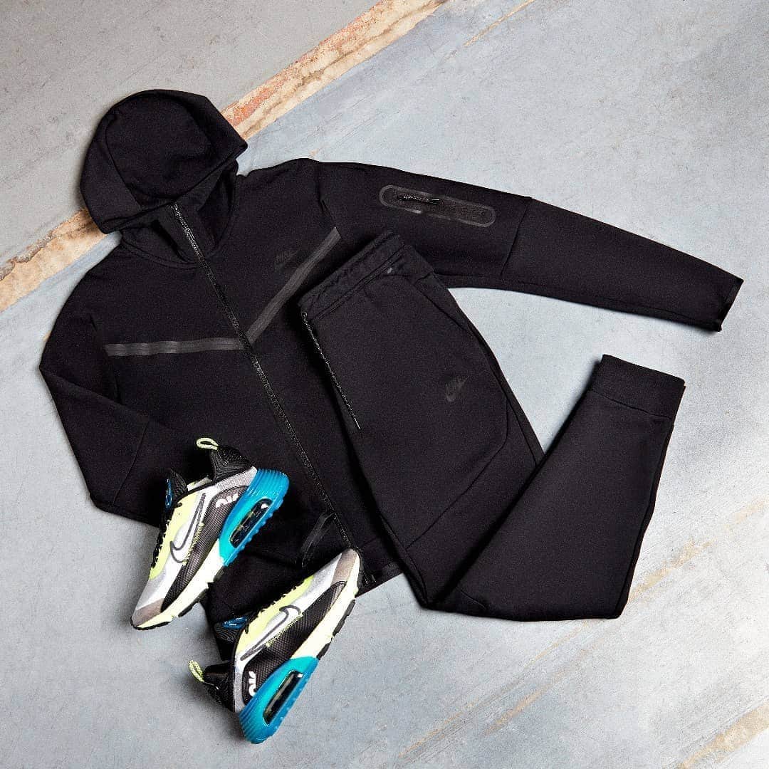 FOOTASYLUMさんのインスタグラム写真 - (FOOTASYLUMInstagram)「Your wardrobe essentials just got an upgrade! 💪  Pair the all black @Nikesportswear Tech Fleece Full Zip Hoodie & Pants with the Black White Volt Air Max 2090! #Footasylum #Nike #TechFleece #AM2090」8月15日 20時01分 - footasylum