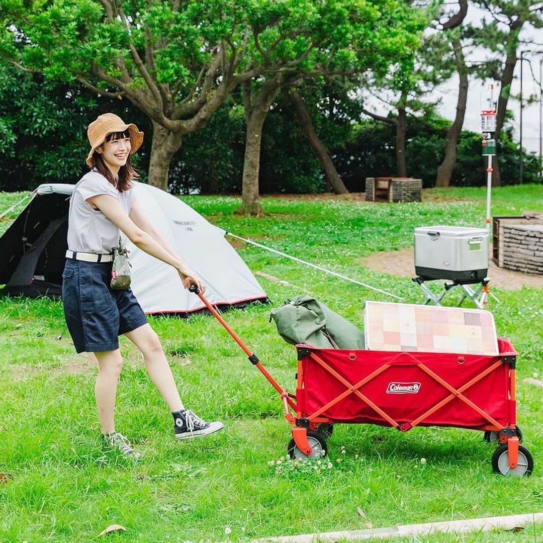 Coleman Japanのインスタグラム：「＼女子でもラクラク荷物を運べる❗️／  荷物が多いキャンプでも、ワゴンがあればラクチン。大型タイヤで女子でも力を入れなくても動かしやすいよ👌POPな赤がキャンプ気分を盛り上げる♪ ・ 【Coleman × mer】 #merキャンプ部 初めてキャンプ公開中❣️ https://bit.ly/2PR7429 ・ 【8/16まで！アウトドアワゴンプレゼント🎁】 今なら、アウトドアで大活躍の「アウトドアワゴン」を抽選で1名様にプレゼントいたします！応募詳細は〈7月31日の投稿〉をチェック👈 ・ ・ ・ #mer / @mer0217 #宮崎葉 / @you_miyazaki ・ #灯そうColeman #灯そうコールマン #灯そう #Coleman #コールマン #Camp #キャンプ #Outdoor #アウトドア #Tent #テント #コールマンテント #BBQ #バーベキュー #アウトドアワゴン #picnic #ピクニック #私のコールマン」