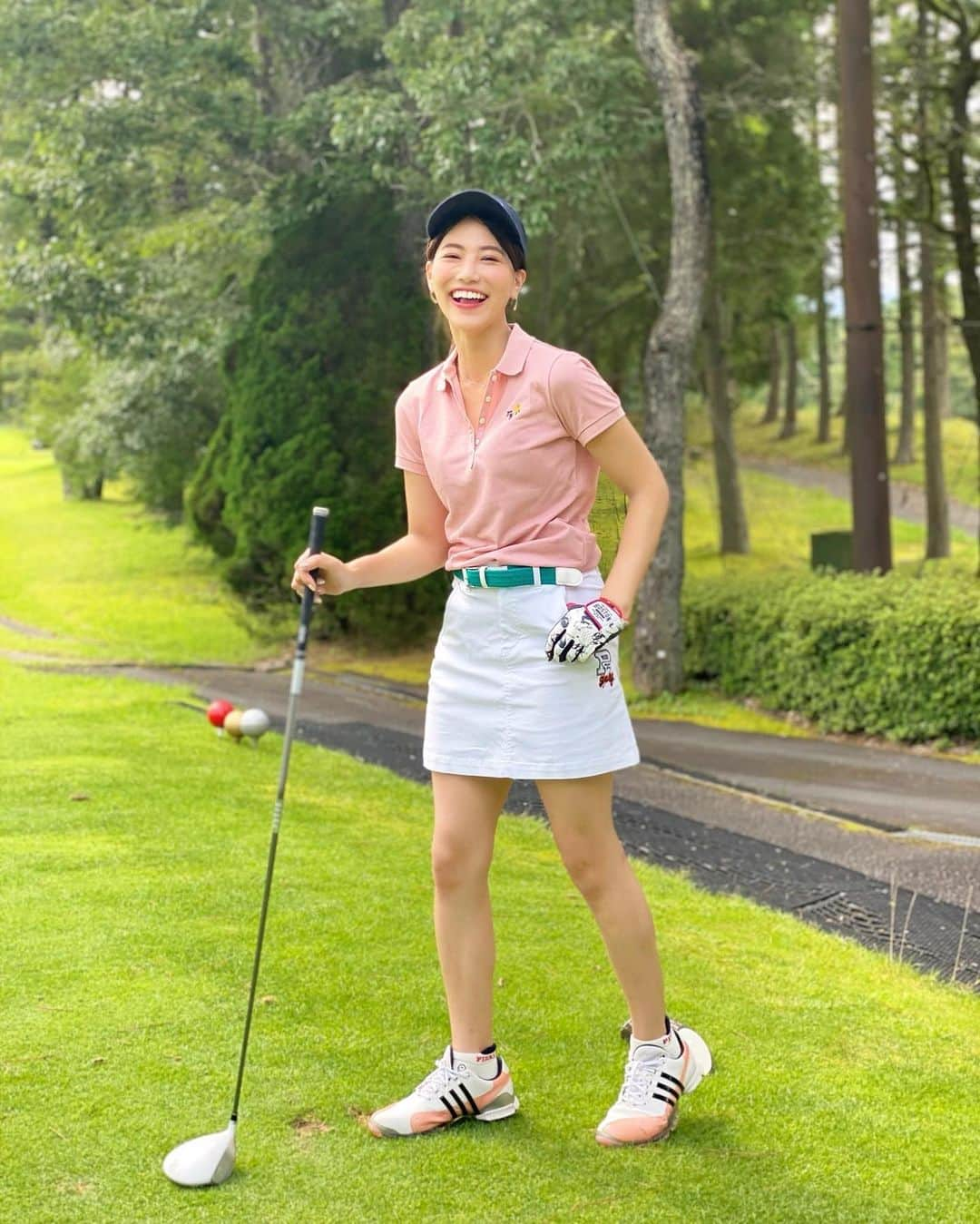 石井里奈さんのインスタグラム写真 - (石井里奈Instagram)「こんばんは❤️ . りなまるゴルフデビュー戦🏌️‍♀️ 後半戦✨ . 前半でかなり汗だくになったのでウェアもチェンジ💕後半はシンプルなウェアでまとめました🙆‍♀️どちらが好みかな？🤔 . ゴルフはとっても焼けるって言われてたけど @anessa_official_shiseido つけてたら全然焼けなかった🙆‍♀️（PRじゃないけど、本当やけなかった！） . 後半戦のウェアです♡ tops... @jackbunny_official  skirt... @pearlygates_official  . ゴルフウェアの可愛いブランドってどこかなぁ？♡おすすめあったら教えてください❤️ちなみにゴルフバックは @beamsgolf にしました💕 . 最後のパター悔しかったなぁ🥺🥺 . 今日もお疲れ様でした❤️ . #ゴルフ #ゴルフ女子 #ゴルフウェア #ゴルフコーデ #パーリーゲーツ #pearlygates #ゴルフコース #富士山 #mtfuji #mtfujijapan #golf #golfgirl #golfstagram #golflife #ビール #beer #昼ビール #夏休み #御殿場 #gotenba #御殿場アウトレット #golfwear #honmagolf #夏コーデ #ポニーテール #スポーツ女子 #スポーツ #ゴルフラウンド #ゴルフ好き #りなまるゴルフ」8月15日 20時08分 - ri7tin1025