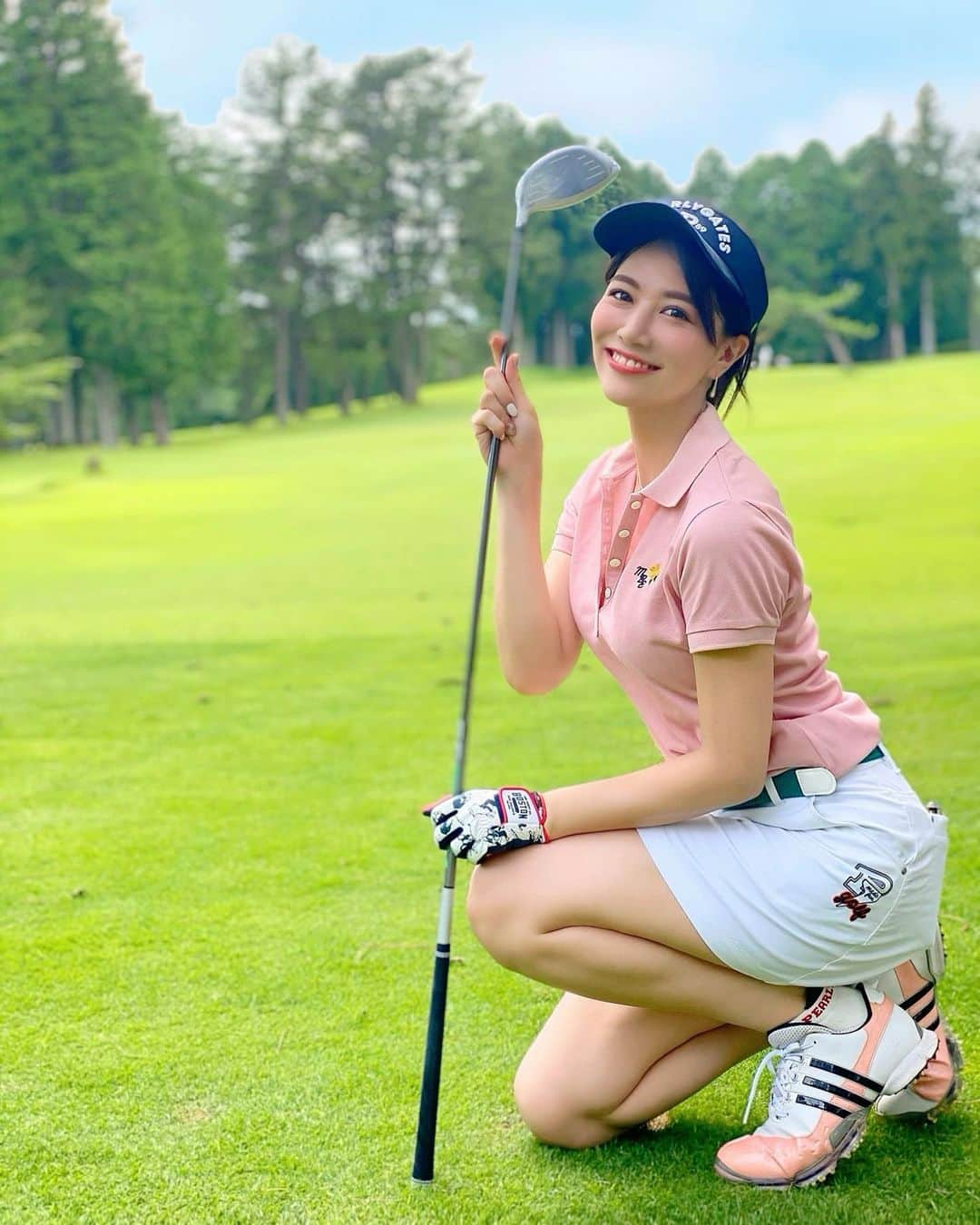 石井里奈さんのインスタグラム写真 - (石井里奈Instagram)「こんばんは❤️ . りなまるゴルフデビュー戦🏌️‍♀️ 後半戦✨ . 前半でかなり汗だくになったのでウェアもチェンジ💕後半はシンプルなウェアでまとめました🙆‍♀️どちらが好みかな？🤔 . ゴルフはとっても焼けるって言われてたけど @anessa_official_shiseido つけてたら全然焼けなかった🙆‍♀️（PRじゃないけど、本当やけなかった！） . 後半戦のウェアです♡ tops... @jackbunny_official  skirt... @pearlygates_official  . ゴルフウェアの可愛いブランドってどこかなぁ？♡おすすめあったら教えてください❤️ちなみにゴルフバックは @beamsgolf にしました💕 . 最後のパター悔しかったなぁ🥺🥺 . 今日もお疲れ様でした❤️ . #ゴルフ #ゴルフ女子 #ゴルフウェア #ゴルフコーデ #パーリーゲーツ #pearlygates #ゴルフコース #富士山 #mtfuji #mtfujijapan #golf #golfgirl #golfstagram #golflife #ビール #beer #昼ビール #夏休み #御殿場 #gotenba #御殿場アウトレット #golfwear #honmagolf #夏コーデ #ポニーテール #スポーツ女子 #スポーツ #ゴルフラウンド #ゴルフ好き #りなまるゴルフ」8月15日 20時08分 - ri7tin1025