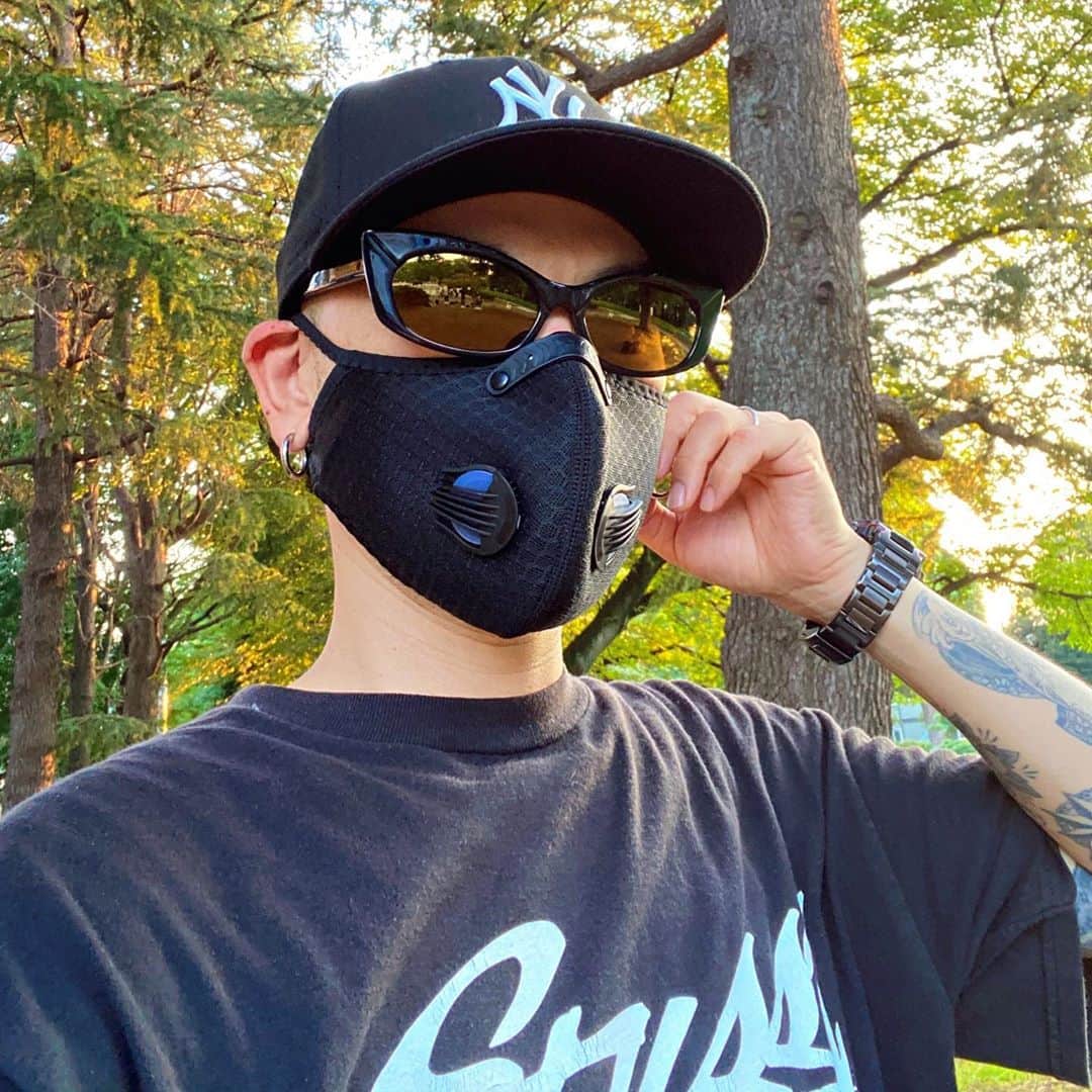 DJ DARUMAのインスタグラム：「あっついからマスクをスポーツ用 (飛沫もウィルスも避けられるタイプ)に変えた。 Digital Junkeez風というかRave Racerっぽい感じが 街の正装ってのはキライじゃない気もする🙄」