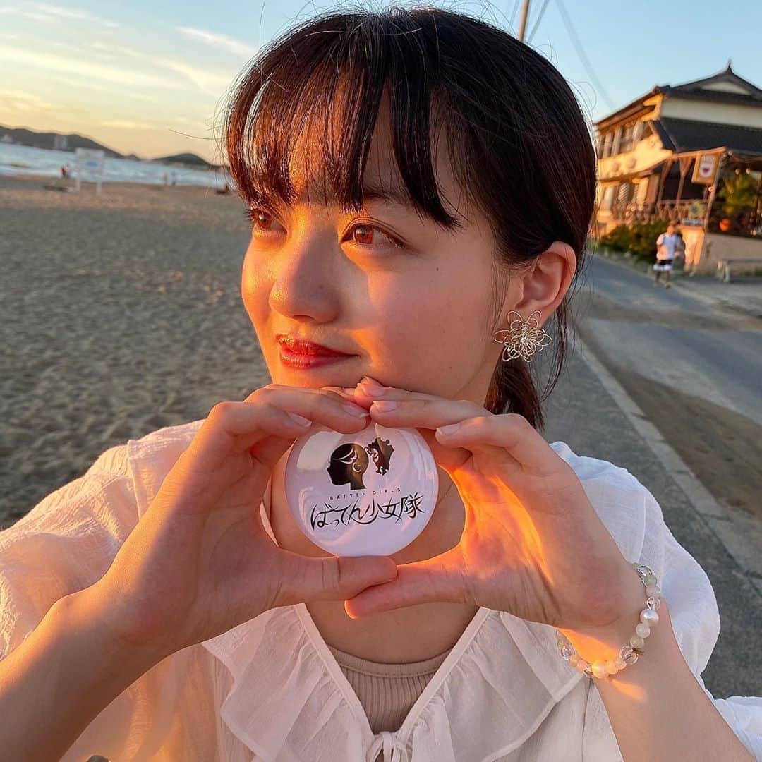 希山愛さんのインスタグラム写真 - (希山愛Instagram)「* 青空と海と夕日とサーフボード   1枚目、私はどこにいるでしょ〜😙  #新ロゴ缶ミラー #BATTENStore  #希山愛 #ばってん少女隊」8月15日 20時10分 - kiyama_ai_official