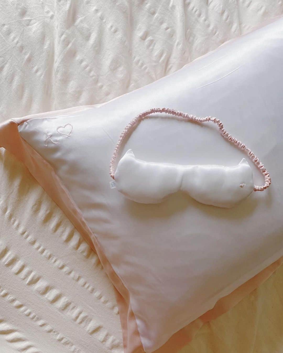 Chiyono Anneさんのインスタグラム写真 - (Chiyono AnneInstagram)「可愛らしいベッドルームに Chiyono Anne のアクセント💞 Any girl’s bedroom would benefit from a touch of luxury with our custom silk pillowcase✨  Thank you @asuka_ishiyama_ for the beautiful photo😘   #chiyonoanne #silkpillowcase #チヨノアン」8月15日 20時12分 - chiyono_anne