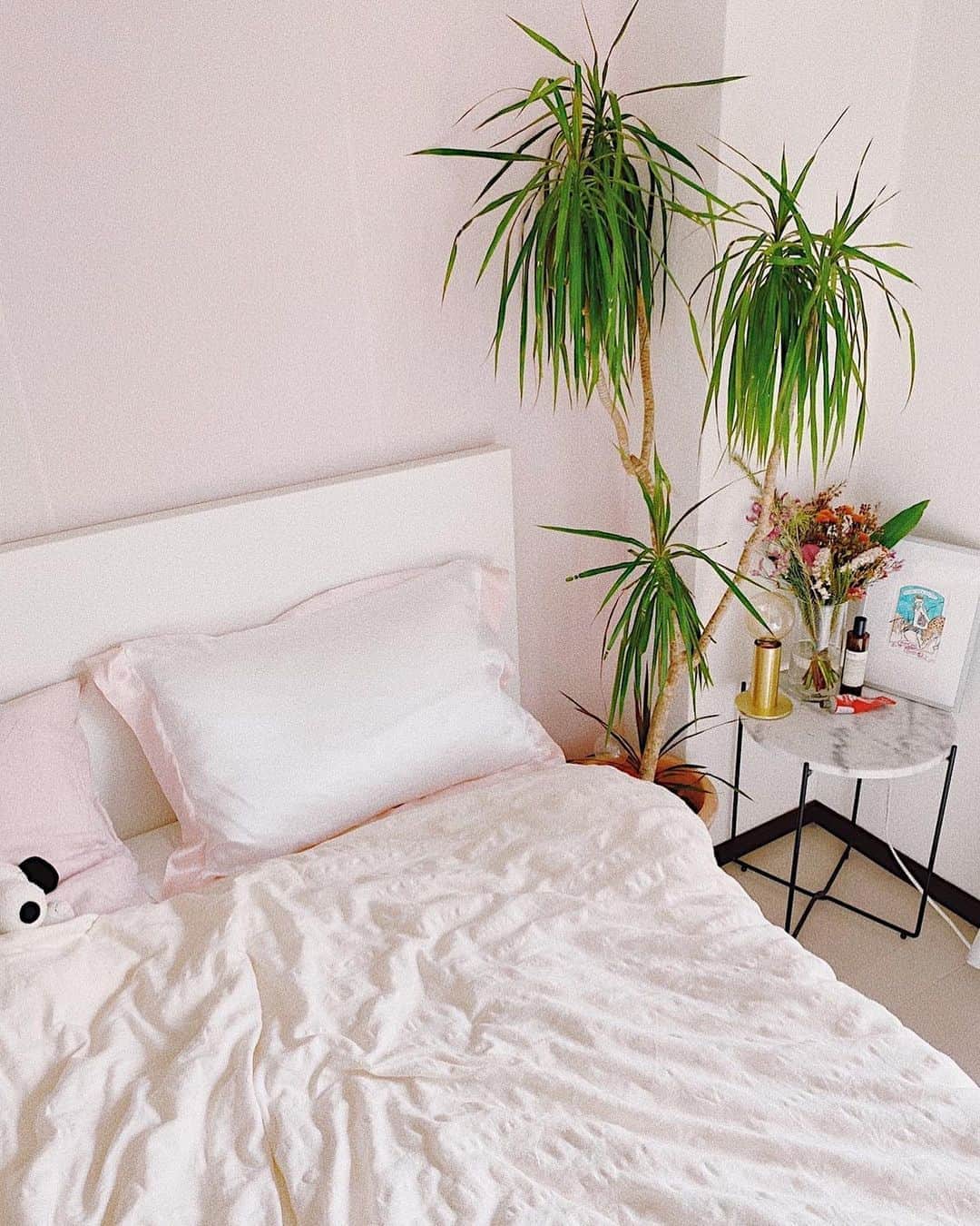 Chiyono Anneさんのインスタグラム写真 - (Chiyono AnneInstagram)「可愛らしいベッドルームに Chiyono Anne のアクセント💞 Any girl’s bedroom would benefit from a touch of luxury with our custom silk pillowcase✨  Thank you @asuka_ishiyama_ for the beautiful photo😘   #chiyonoanne #silkpillowcase #チヨノアン」8月15日 20時12分 - chiyono_anne
