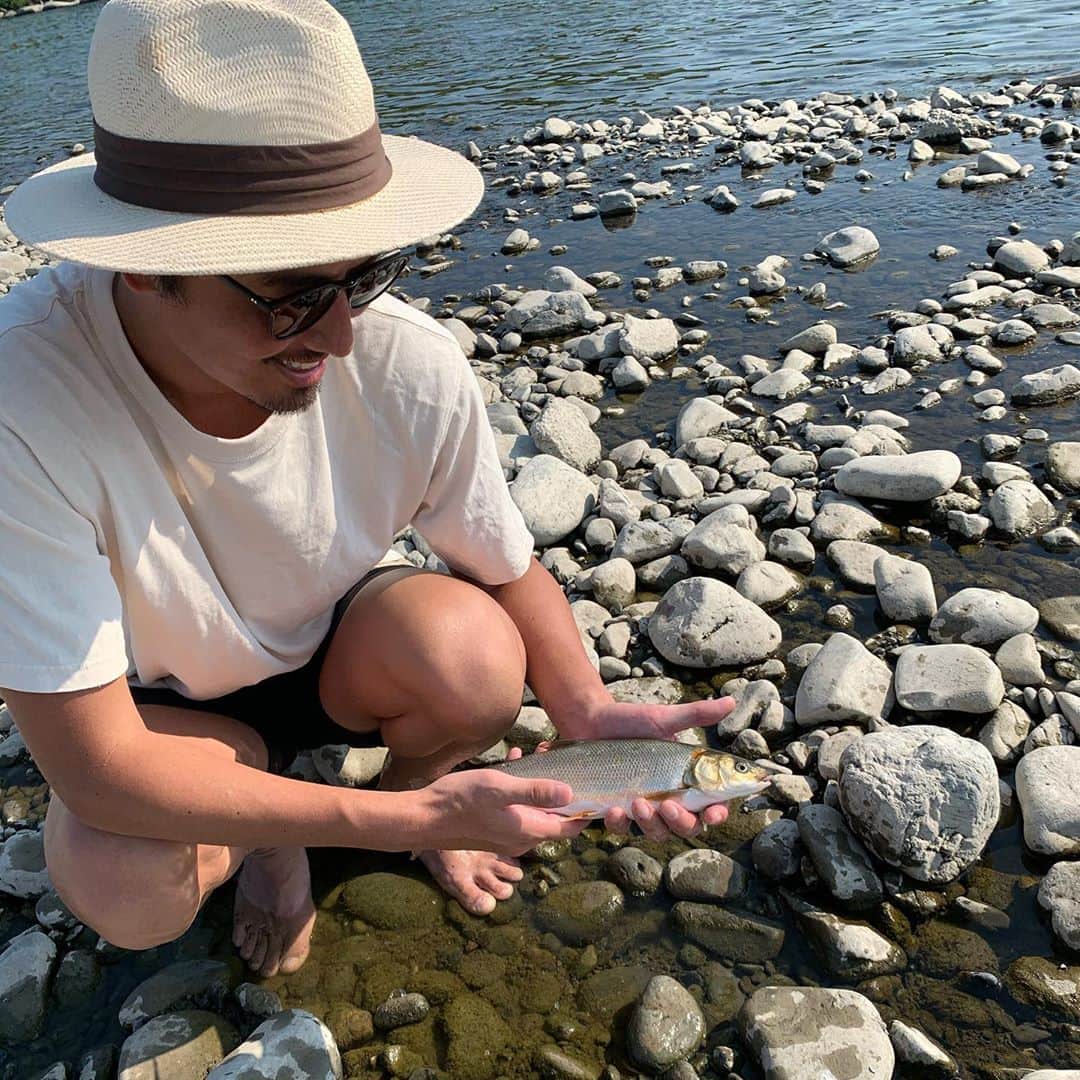 萩原章太さんのインスタグラム写真 - (萩原章太Instagram)「ピクピク　ギュイーン🎣 東京で魚を釣るという夢が叶った😂 このサイズだけど　むちゃむちゃ引いた！ 2匹ばらしたけど全然巻けなかったからたぶん大物😨 人もいなくて遊べる場所発見できたから嬉しい♪ #fishing#urbanfishing」8月15日 20時13分 - shota_hagiwara