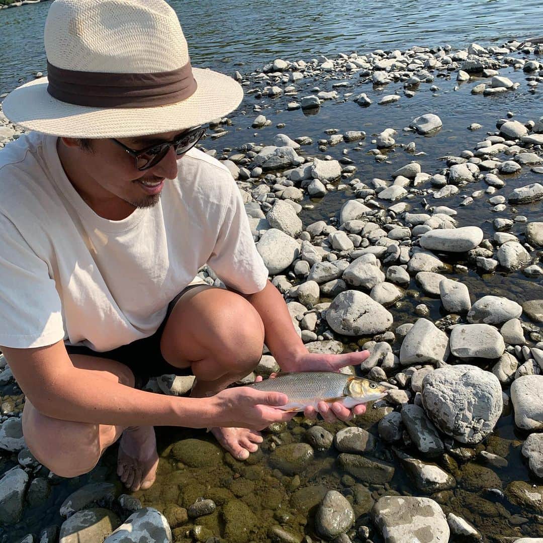 萩原章太のインスタグラム：「ピクピク　ギュイーン🎣 東京で魚を釣るという夢が叶った😂 このサイズだけど　むちゃむちゃ引いた！ 2匹ばらしたけど全然巻けなかったからたぶん大物😨 人もいなくて遊べる場所発見できたから嬉しい♪ #fishing#urbanfishing」