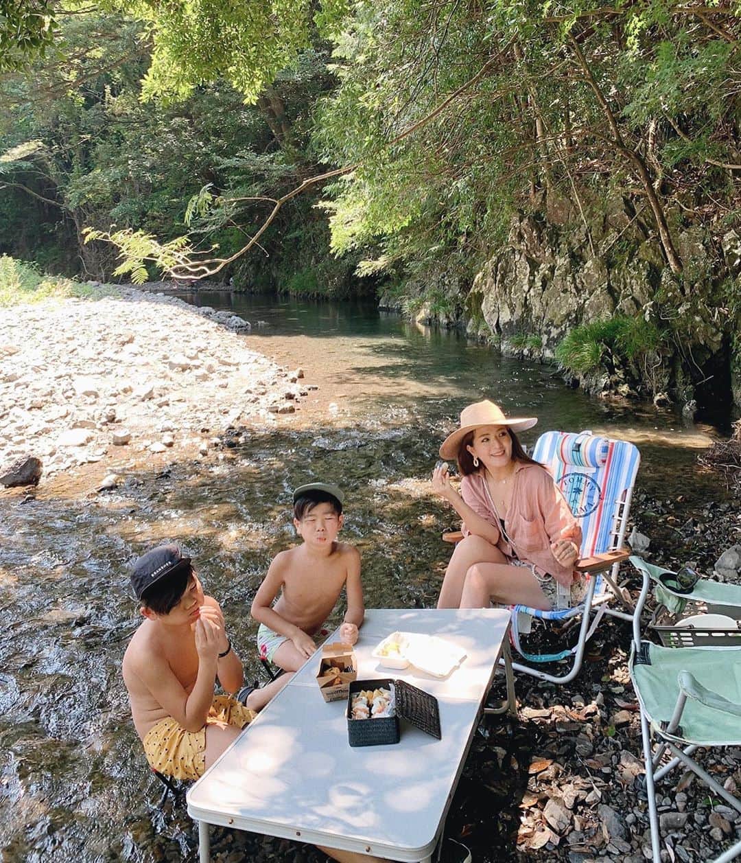 のインスタグラム：「♡ 水上ランチ🍙💓 . 浅瀬にテーブル置いただけ😂🎶 . . 最近おにぎりブームな我が家🍙 長男のリクエストで今日は てんむすを作りました♡ . いやー、おにぎりって奥が深い‼︎ 理想には程遠い💦 . おにぎりを極めたくて YouTubeで“美味しいおにぎりの作り方”ばかり見てるよ😂❤️ やっぱりご飯の炊き方から 見直した方がよさそう🤔🍙💭 . . . #丸顔の休日#丸顔兄弟 #川遊び#川#夏休み#丸顔の夏休み#おにぎり#天むす#てんむす ランチ#lunch」