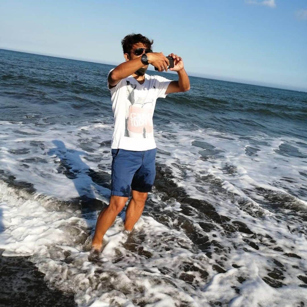 木島良輔のインスタグラム：「地元の海なんて何年ぶりだろう⁉️変な奴がテンション爆上げ…男2人で気持ちわるっ^ - ^ 高校生の時からお世話になっている美容師さん🤗家の中にある美容室 初ゲーム配信この映像はYouTubeで ↓↓↓↓↓↓↓↓↓↓↓↓↓ https://youtu.be/wN1vN_BcSD8」