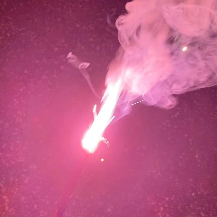 宇野薫のインスタグラム：「花火を見ると 電流爆破を思い出してしまう…。  #路上電流爆破 #としまえん路上電流爆破デスマッチ #ddtarp #ファイヤー」