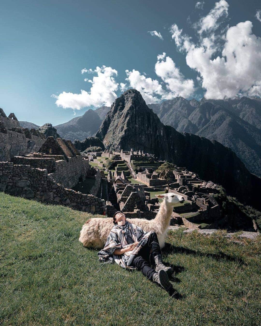 9GAGさんのインスタグラム写真 - (9GAGInstagram)「Wanna join and chill with my llama in Peru? 😎 Follow @voyaged to discover hidden gems around the world! 🌎 - 📷 @kohki - #9gag #voyaged #travel #peru」8月15日 20時30分 - 9gag