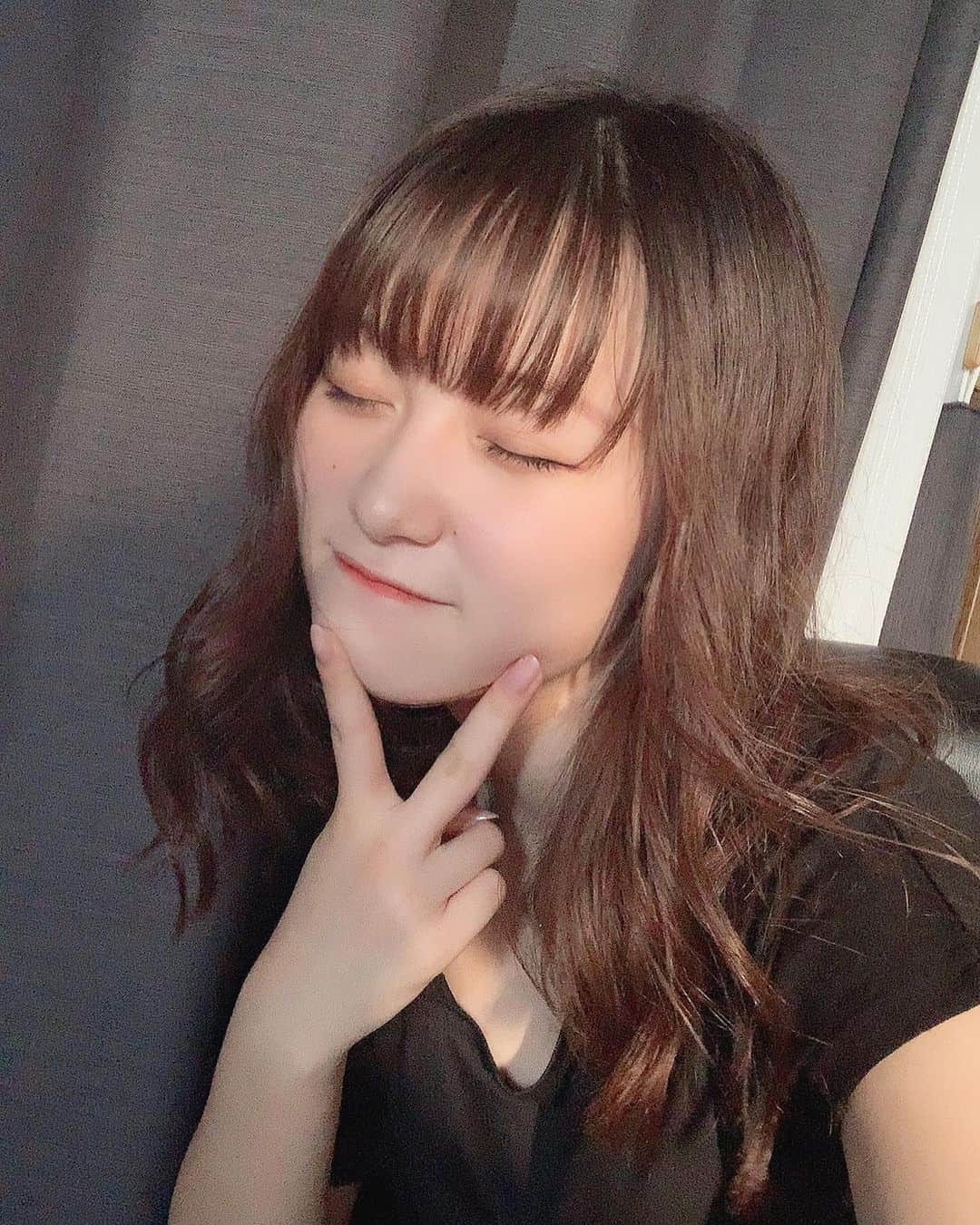 遠藤みゆのインスタグラム：「最近暑いのがやばすぎて、、 今日も平均体温？よりも高かったしなんかもうどうにかなっちゃいそううです、笑 . あ、ちなみに前髪切ってみました✌︎」