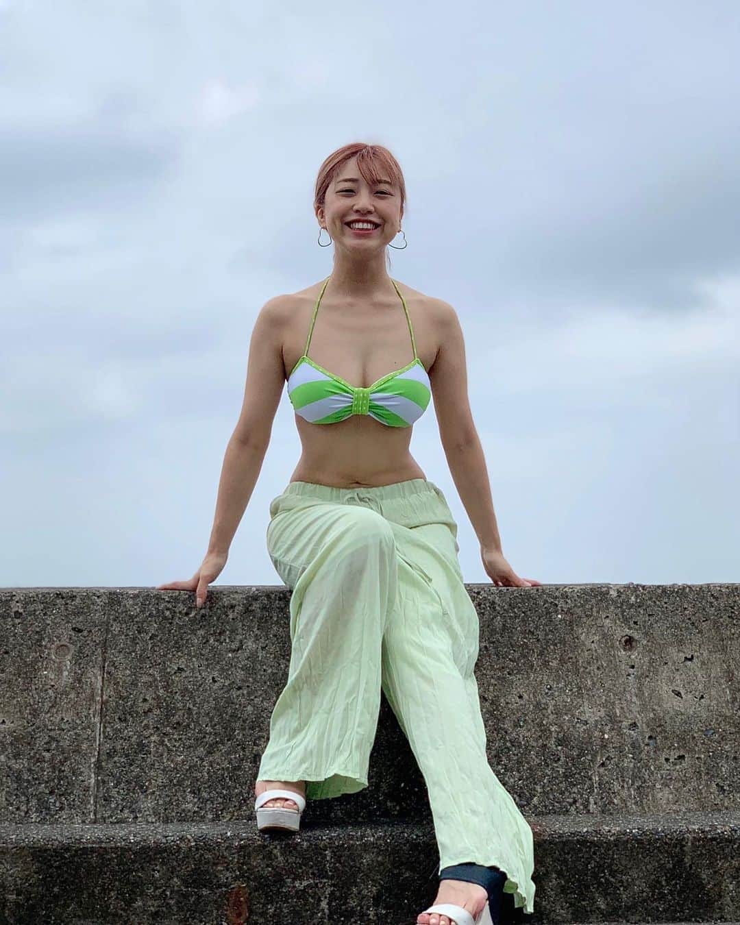 本橋優華のインスタグラム：「トップスがリボンの形に見えるようにデザインしたチューブビキニ☺︎  個人的にはカラーがあるものが好き。  #swimwear#swimsuit#bikini#dot#stripe#green#seaside#beach#スイムウェア#水着#👙」