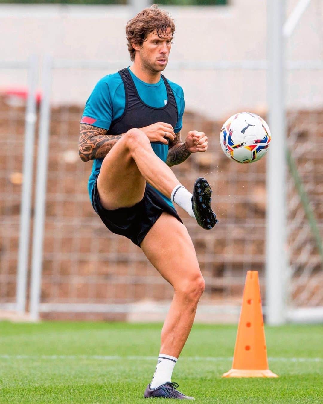 LFPさんのインスタグラム写真 - (LFPInstagram)「🦁 @inigomartinez ❤️ #Accelerate ⚽️ • ¡Primeros toques con el nuevo balón de #LaLiga! 💥 • #LaLigaSantander #Athletic #IñigoMartínez #Football」8月15日 20時38分 - laliga