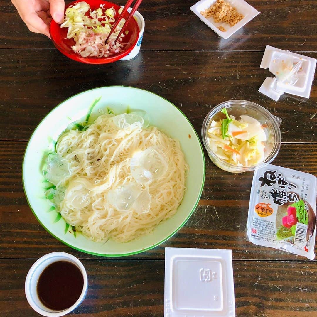 池田有希子のインスタグラム：「手抜き料理が肩身の狭い思いをせねばならぬ出来事が色々ある様ですが、私が今季一番「本当に美味しい！これが欲しかったの！」と称賛を浴びたのはそうめんと出来合いの諸々を適当にテーブルに並べたものです。  #somennoodles #summerfood」