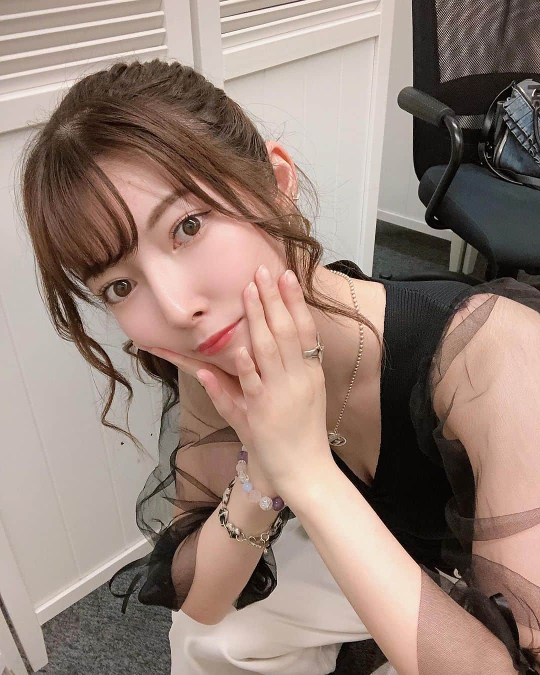 日下部美愛のインスタグラム：「腕の出る服実は好きじゃなかったけど最近買ってみてる、どうかな  #photo #japan #model #me #hair #fashion #fashionblogger #makeup #selfie #followme #instagood #camera #instadaily #dailylook #selfie #한국 #맞팔 #사진 #데일리 #데일리룩 #인스타사진 #인스타그램 #일본인 #패션  #韓国コーデ」