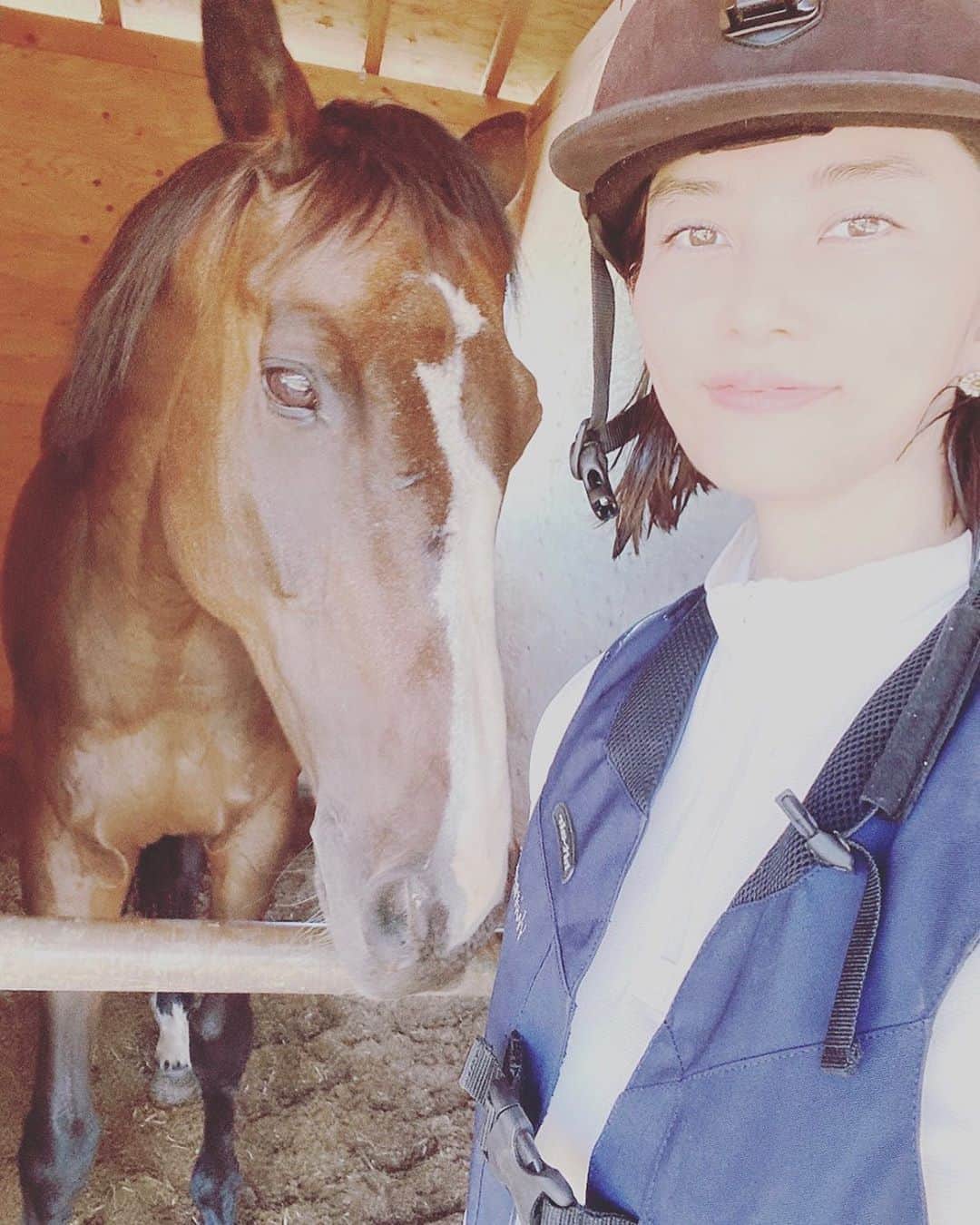 のインスタグラム：「Perseverance will accomplish all things🤔  長い梅雨でやら仕事やらで珍しく2,3週間空いてしまった先日の乗馬。  久々に乗ったらへっぴり腰すぎて笑えるほどうまくいかない😂  頭に筋肉がついてこないという現象も…  Cocoはそんな私に心配顔…  道具もそろそろ新調したいし、少し詰めて通いたいなぁ🐴  #_tahco_et_cheval #ワタクシ汗で顔も髪もびしょびしょ #ハレーション起こしてくれてよかった👏」