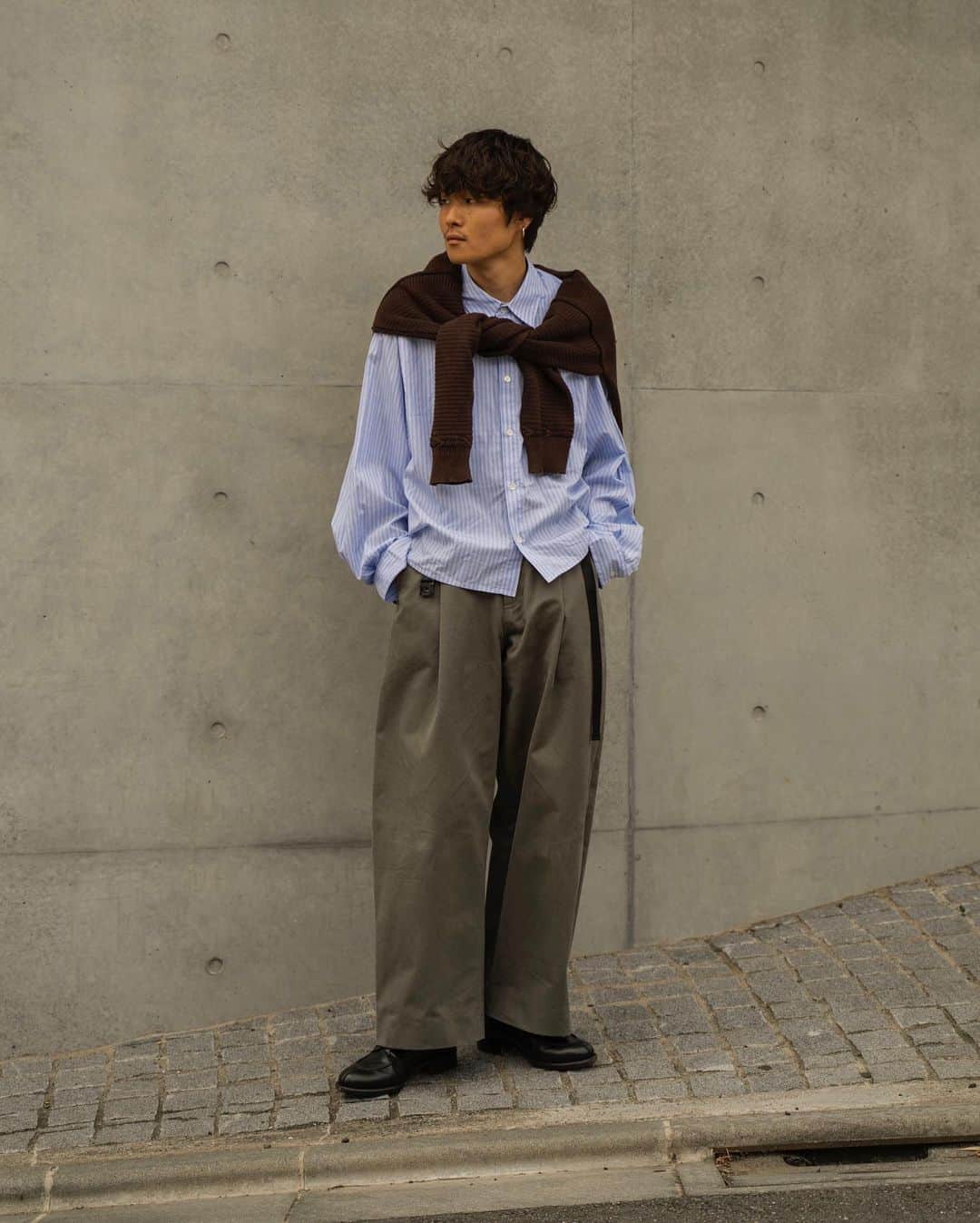 Ryoさんのインスタグラム写真 - (RyoInstagram)「ㅤㅤㅤㅤㅤㅤㅤㅤㅤㅤㅤㅤㅤ ベルトが閉まってなかった😵笑 ワイドパンツには、ショート丈が僕の定番スタイルです😊 秋はこれにブラウンのニットを合わせたい🧶 shirt:#ryotakashima pants:#studionicholson knit:#yashiki shoes:#leyuccas」8月15日 20時43分 - ryo__takashima