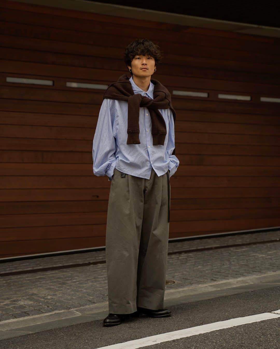 Ryoさんのインスタグラム写真 - (RyoInstagram)「ㅤㅤㅤㅤㅤㅤㅤㅤㅤㅤㅤㅤㅤ ベルトが閉まってなかった😵笑 ワイドパンツには、ショート丈が僕の定番スタイルです😊 秋はこれにブラウンのニットを合わせたい🧶 shirt:#ryotakashima pants:#studionicholson knit:#yashiki shoes:#leyuccas」8月15日 20時43分 - ryo__takashima