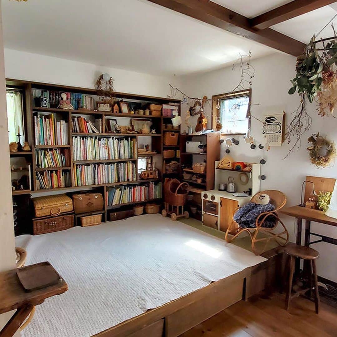 LIFULL HOME'S DIY Magのインスタグラム：「【再掲】こだわりの部屋づくり vol.29・後編﻿ makoさん（@moco_moco625）﻿ －－－－－－－－－－－－－－－﻿ お気に入りのインテリア、手作りの家具、﻿ 居心地の良さを追求したリノベーションなど、﻿ 住まう人の理想が詰まった「こだわりの部屋づくり」についてご紹介するこちらのシリーズ。﻿ －－－－－－－－－－－－－－－﻿ ﻿ 前編では、makoさんの家のコンセプトや空間ごとのポイントについてご紹介しました🏠﻿ 後編では、家づくりの過程や収納についてご紹介します。造作家具を減らし、自分たちでできるところはDIY。こだわりが詰まったお部屋💡﻿ ﻿ 物件の種類：注文住宅﻿ 間取り：2LDK﻿ ﻿ ﻿ ●家づくりの過程﻿ ﻿ 1.じっくり土地を選ぶ﻿ －－－－－－－－－－－－－﻿ 賃貸暮らしから、落ち着いてのびのびと過ごせるようにと注文住宅を建てられたmakoさんご家族。﻿ 納得できる土地を選ぶために、いい土地だけでなく、とにかく沢山の土地を見に行かれたそう。﻿ ﻿ 比較を重ねていくと、土地を選ぶ軸の優先順位が明確になりそうですね🙂﻿ ﻿ ﻿ 2.設計士と相談しながら理想の住宅に近づける﻿ －－－－－－－－－－－－－－－－－－－－－﻿ makoさんが依頼されたのは自然素材に特化した地元の工務店。元々持っていた古家具のサイズを伝え、それらが合うように設計してもらったそうです。﻿ 床には無垢材のパイン材を使用。（写真2枚目）﻿ ナチュラルな雰囲気が、家具とマッチして全体に統一感が生まれています。﻿ ﻿ 大切なアイテムに馴染む空間づくりができるのも、注文住宅の醍醐味ですね🏠✨﻿ ﻿ ﻿ 3.DIYをする﻿ －－－－－－－－－－－－－﻿ 自然素材を使うとコストがかさむため、できるところはDIYされています🧰🔧﻿ DIYされた箇所は、窓枠や床、壁の漆喰塗装、収納棚など。（写真3.4枚目）﻿ 手間はかかりますが、夫婦でつくった思い出の品だと思うといっそう愛着を持って使うことができそうです。﻿ ﻿ ﻿ 他にもこだわりの箇所、家具やインテリアを新しく購入される際のポイントなどもお聞きしています。﻿ ﻿ 続きは記事リンクからチェック！﻿ https://diy.homes.jp/lifestyle/23401﻿ ﻿ プロフィールトップ @lifullhomesdiymag ﻿ またはストーリーズからもジャンプできます🌻﻿ ﻿ #インテリア好きな人と繋がりたい #インテリア #部屋作り #注文住宅 #ファミリー #家具選び #カフェ風インテリア #DIY #収納 #アイデア収納 #家作り #自然素材 #2LDK #ガラスケース #古道具 #見せる収納 #キッチン収納 #インテリア選び #ドライフラワー #無垢材 #家づくり #一戸建て #オーダーキッチン #落ち着く空間 #お気に入りインテリア #部屋づくり #土地探し #土地探しからの注文住宅 #賃貸暮らし #家具」