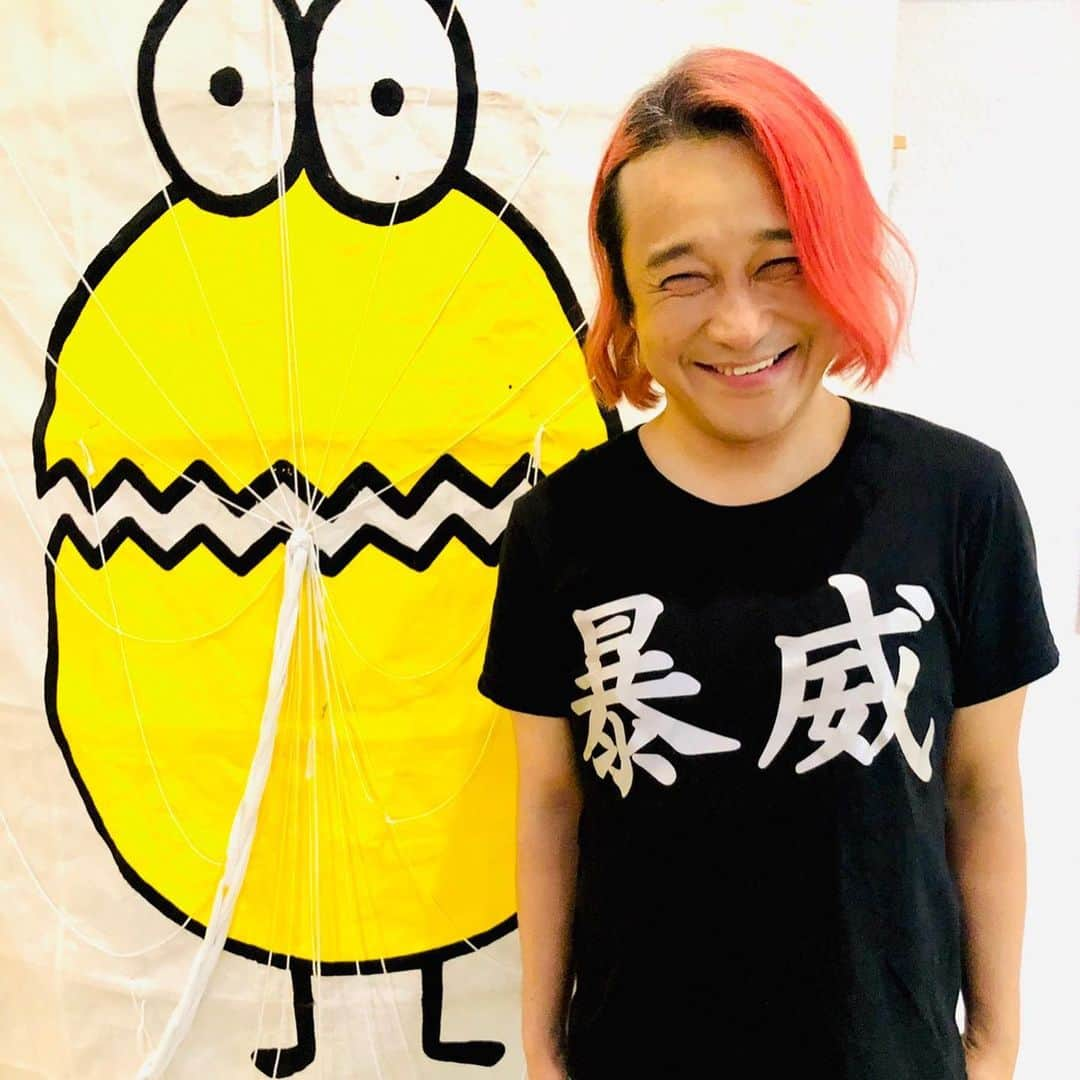 永野さんのインスタグラム写真 - (永野Instagram)「#テレ玉くん と#暴威 Tシャツ(by #MANRIKI )で！  永野【ジャッキー・チェンを語る】「ブルース・リーより普通にジャッキーが好き」って、やっと言えるようになった人  https://m.youtube.com/watch?v=RSxuEAtv5Kw  #永野CHANNEL 更新されました！ チャンネル登録よろしくお願いします！  #永野 #ダーヨシ #サンドウィッチマン #ジャッキーチェン #JackieChan #rumbleinthebronx #竹書房」8月15日 20時45分 - naganoakunohana