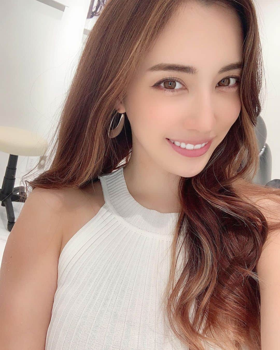 眞木美咲パメラさんのインスタグラム写真 - (眞木美咲パメラInstagram)「🧡 How do you like my new hair? . 新しい髪色が好きすぎて幸せ  日焼けをたくさんしてしまったので美容クリニックへ🏥 くまとりで有名な孫先生に相談しにいきました🤗 @dr_son_shunichiro  くまの色素沈着の相談も丁寧に聞いてくれたよ✨ とっても綺麗なクリニックは恵比寿にあるよ😋 くまとか印象かわるからね！ .  #スキンケア #美容クリニック#くまとり#恵比寿 #ヒアルロン酸#美容#ダイエット」8月15日 20時45分 - pamypamypamy