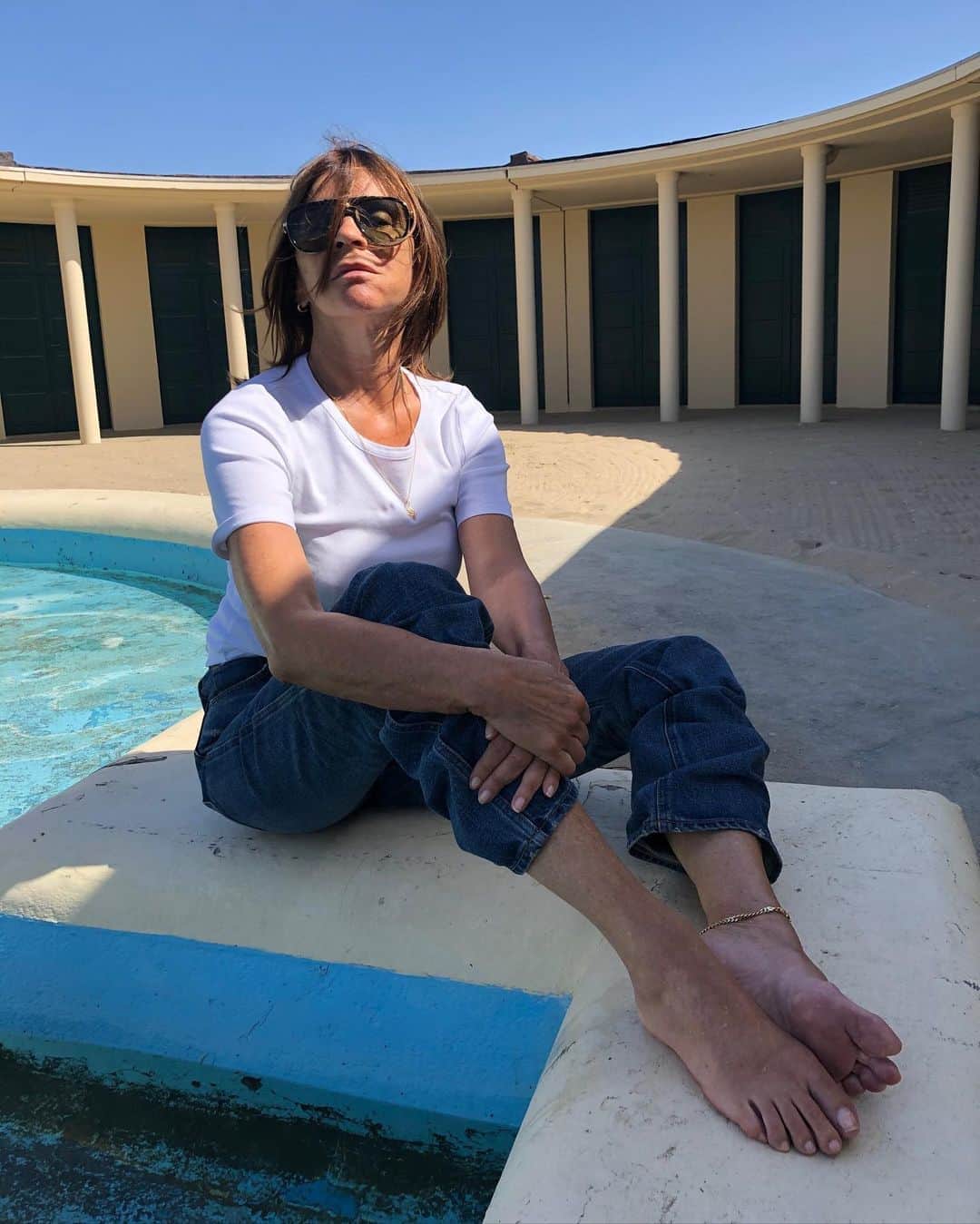カリーヌ・ロワトフェルドさんのインスタグラム写真 - (カリーヌ・ロワトフェルドInstagram)「Summer in France. Jeans and white t-shirt, Deauville style 📷 @galopine」8月15日 20時47分 - carineroitfeld