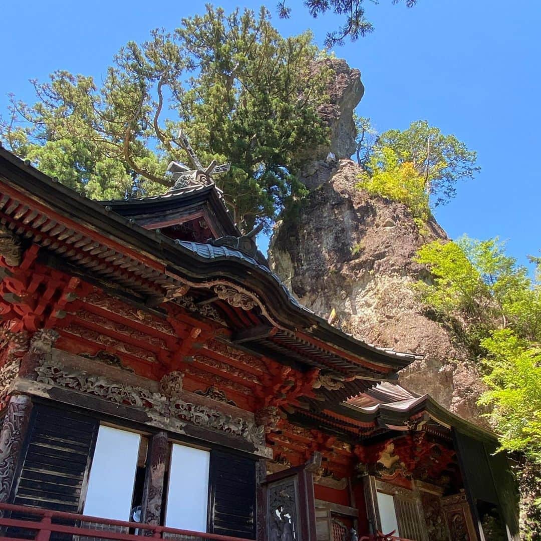 武藤乃子のインスタグラム：「⛩ 榛名神社。  行くたびに、心が浄化されるかのようで。 今回も、心も身体も…全身にパワーを浴びてきました！ そして、願い事なんて瞬で叶っちゃうくらいだから、驚きで震えちゃうよ😳笑  #榛名神社 #パワースポット  #神社  #神社巡り  #願い事  #願い事叶いますように  #時差投稿 #ノン加工」