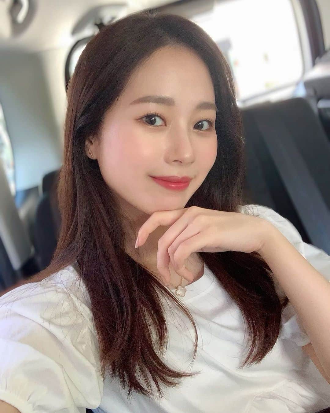 ハンナミのインスタグラム：「ひさしぶりの셀카すぎて, , 載せるのためらったけど たまには🙂💛  リップは先日upした @clarinsofficial . そしてストーリーに質問があった ピアスは @hirotakajewelry .」