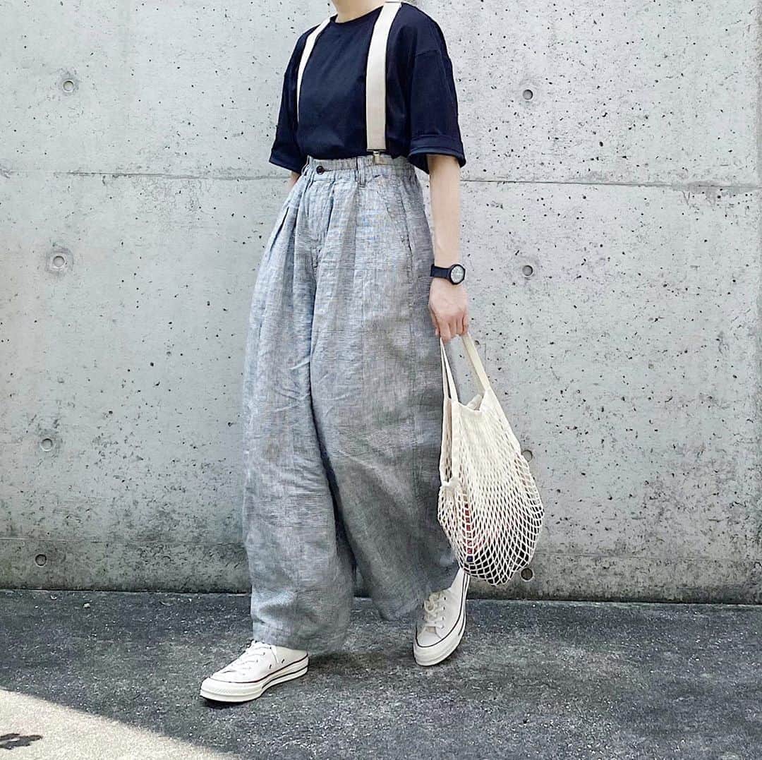 ryokoさんのインスタグラム写真 - (ryokoInstagram)「▪︎ . 楽ちんサスペンダーコーデ 毎日暑すぎてとにかくゆるくて楽な服を着てしまいます . . . top #uniqlou bottoms #harvesty suspenders #harvesty shoes #converse #ct70  bag #muji」8月15日 20時54分 - ryo___ka