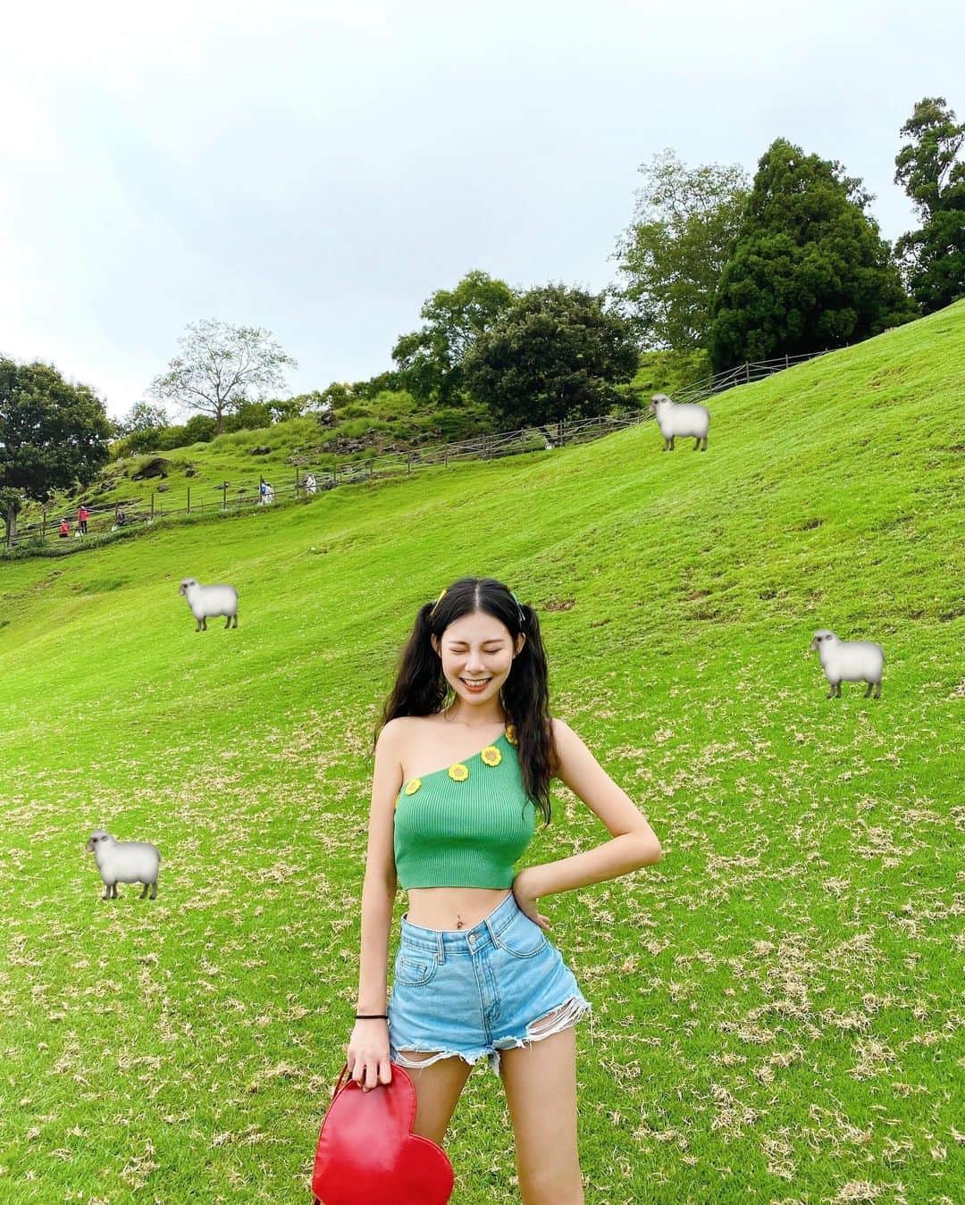 張香香のインスタグラム：「羊咩咩都去表演了 所以一隻🐑都沒有 只好自己放幾隻上去😛 - 超可愛🌻上衣/ @__lattitude__」